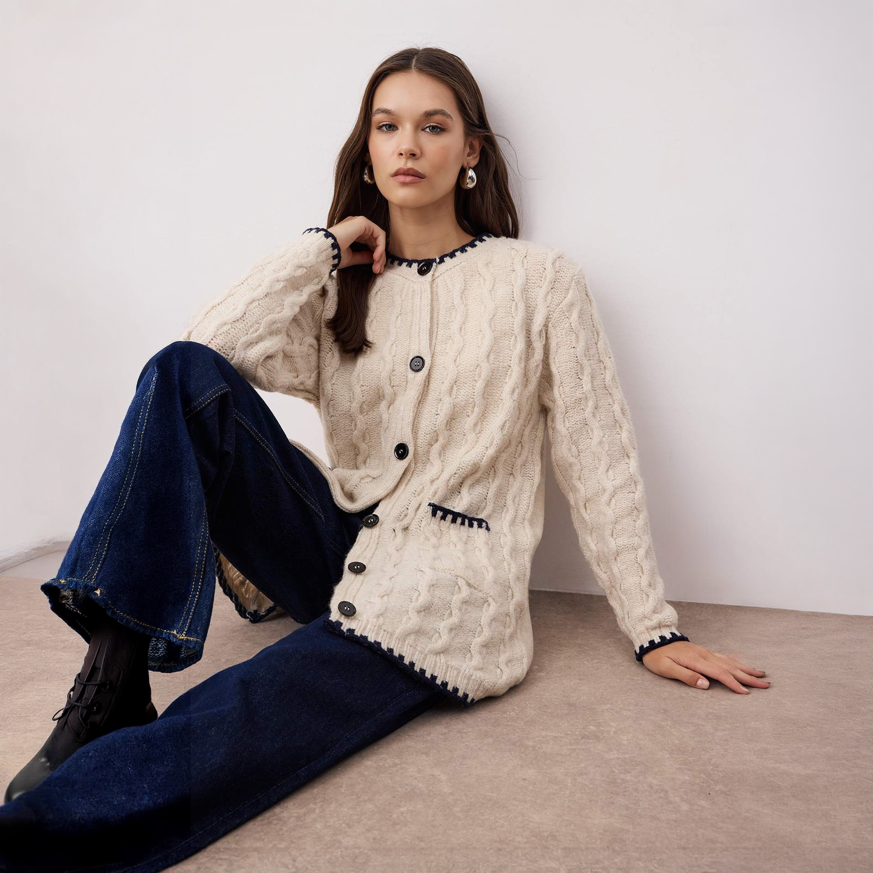 كارديجان حريمي محتشم بتريكو مجدول لون بيج من ترينديول-women-winterwear-cardigansandjumpers-cardigans-image-2