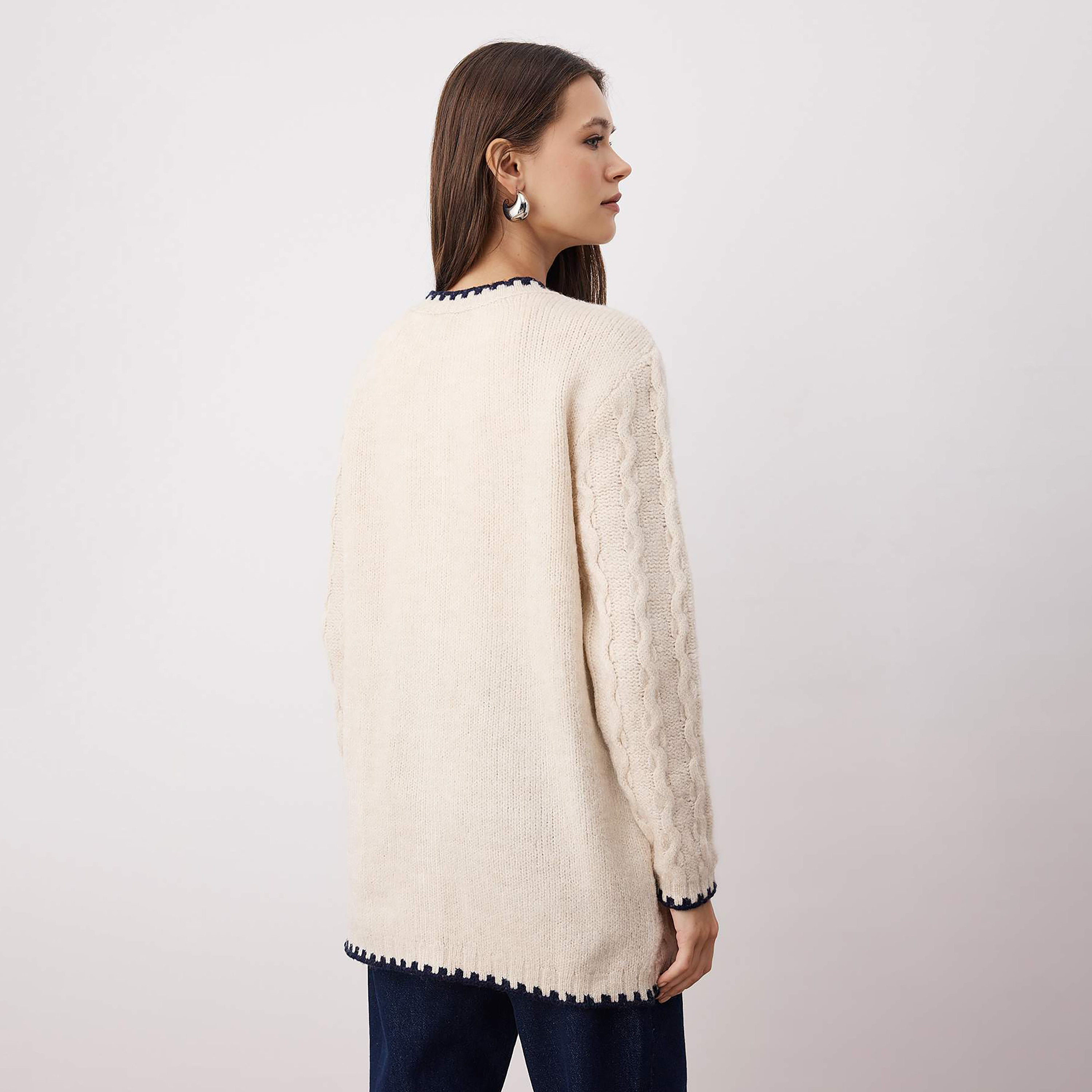 كارديجان حريمي محتشم بتريكو مجدول لون بيج من ترينديول-women-winterwear-cardigansandjumpers-cardigans-image-3