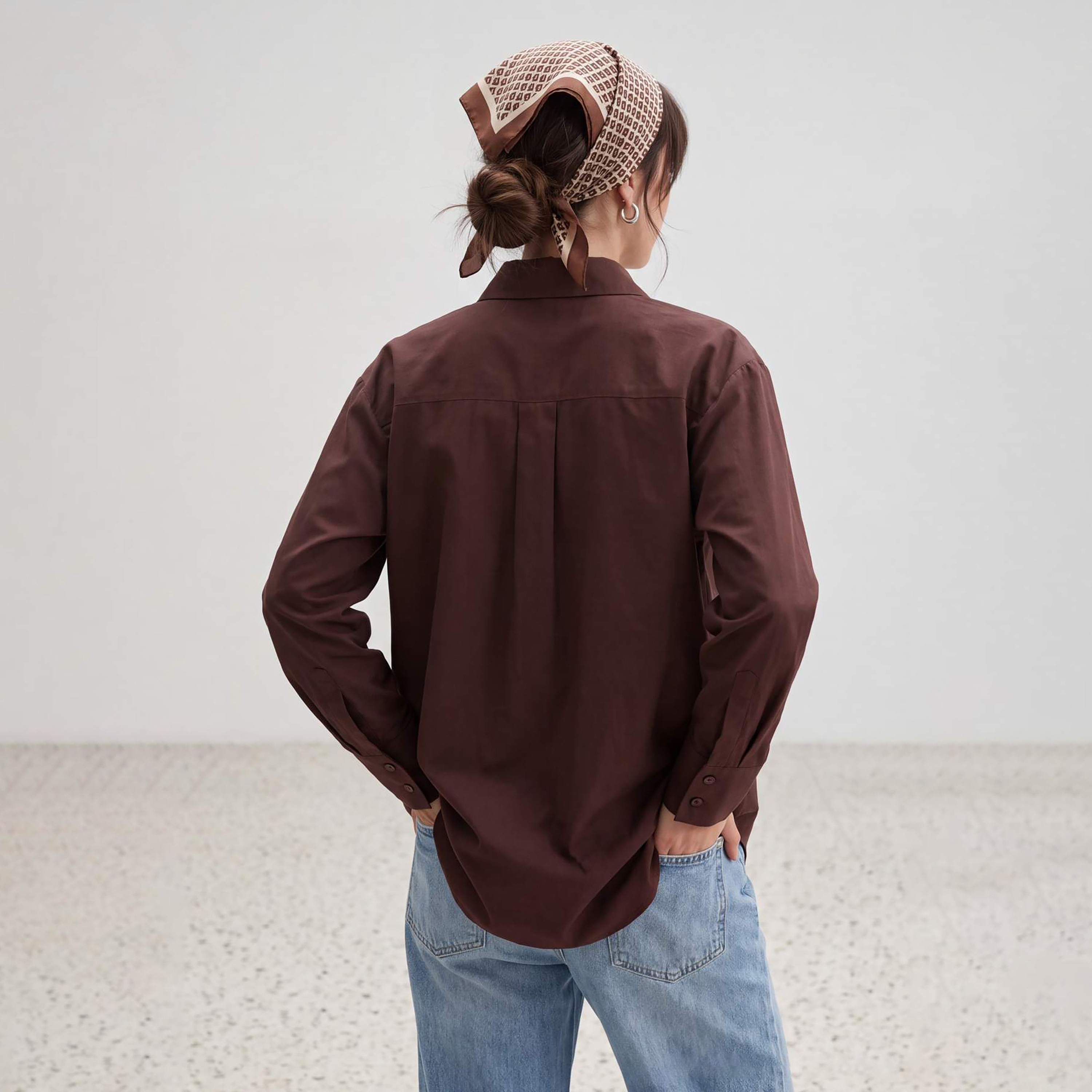 قميص حريمي محتشم بلون بني بياقة مدببة من تريند يول-women-clothing-shirtsandblouses-shirts-image-2