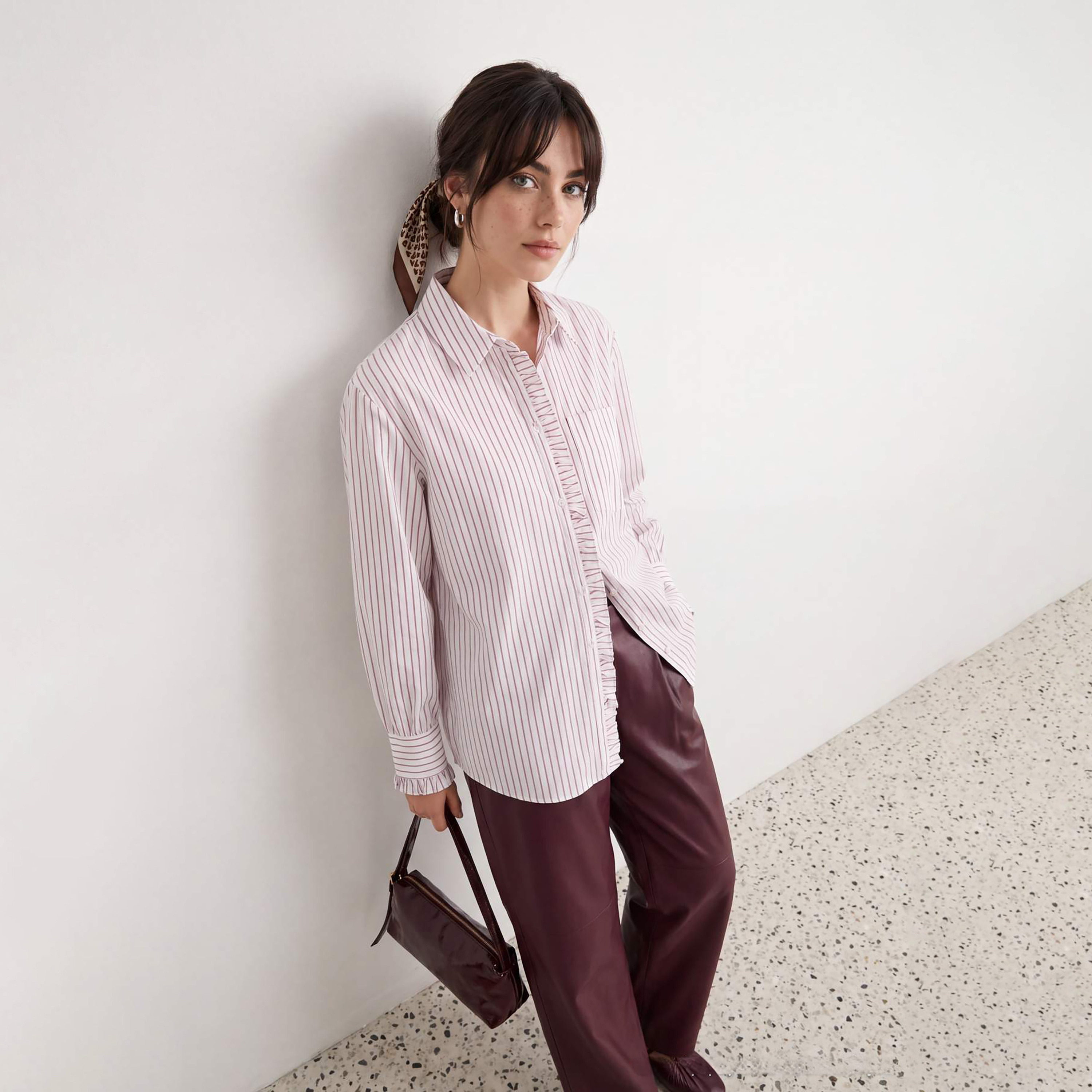 قميص حريمي محتشم أبيض مخطط بياقة من ترينديول-women-clothing-shirtsandblouses-shirts-image-4