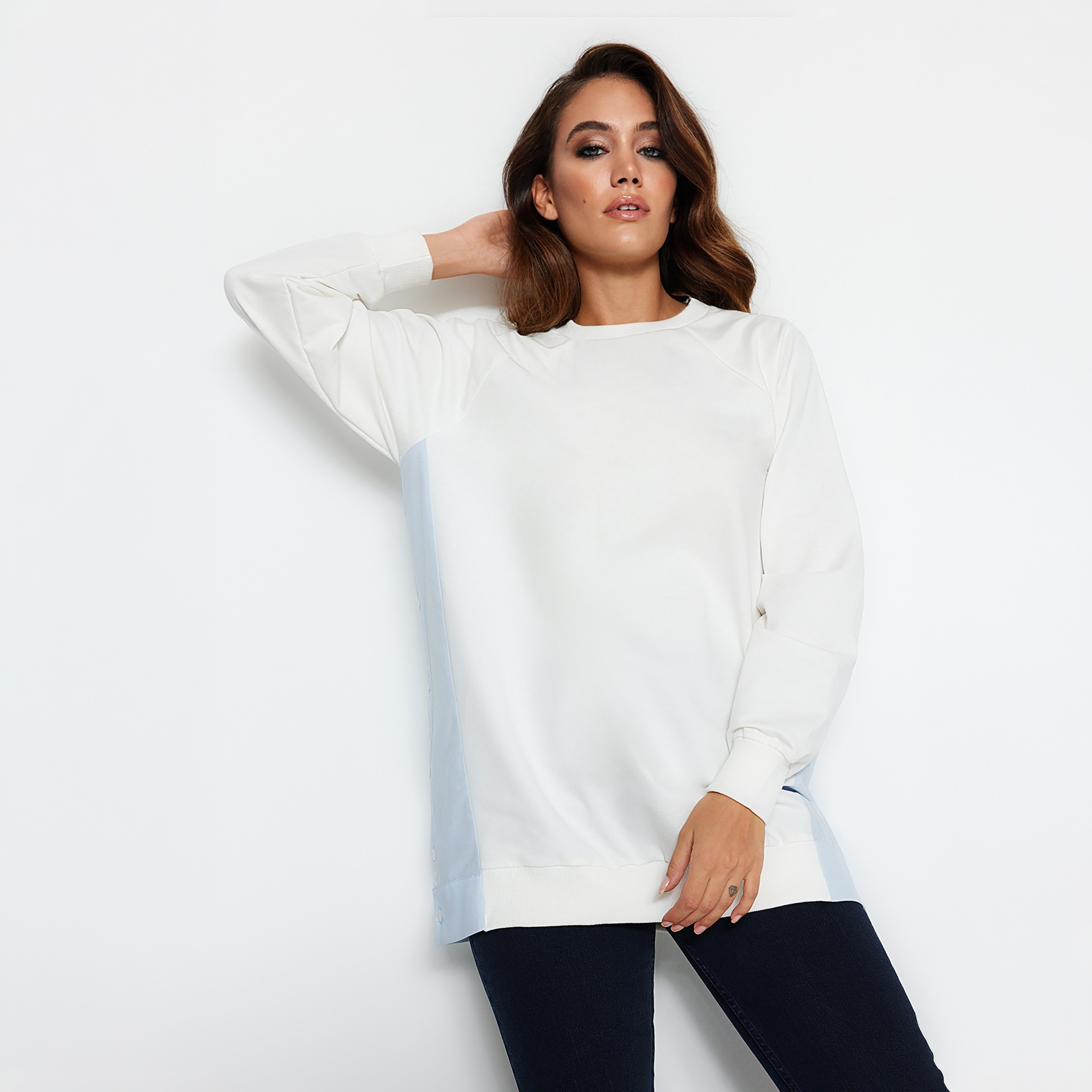 سويت شيرت حريمي محتشم أبيض بألوان متباينة وأكمام راجلان من ترينديول-women-clothing-hoodiesandsweatshirts-sweatshirts-image-1