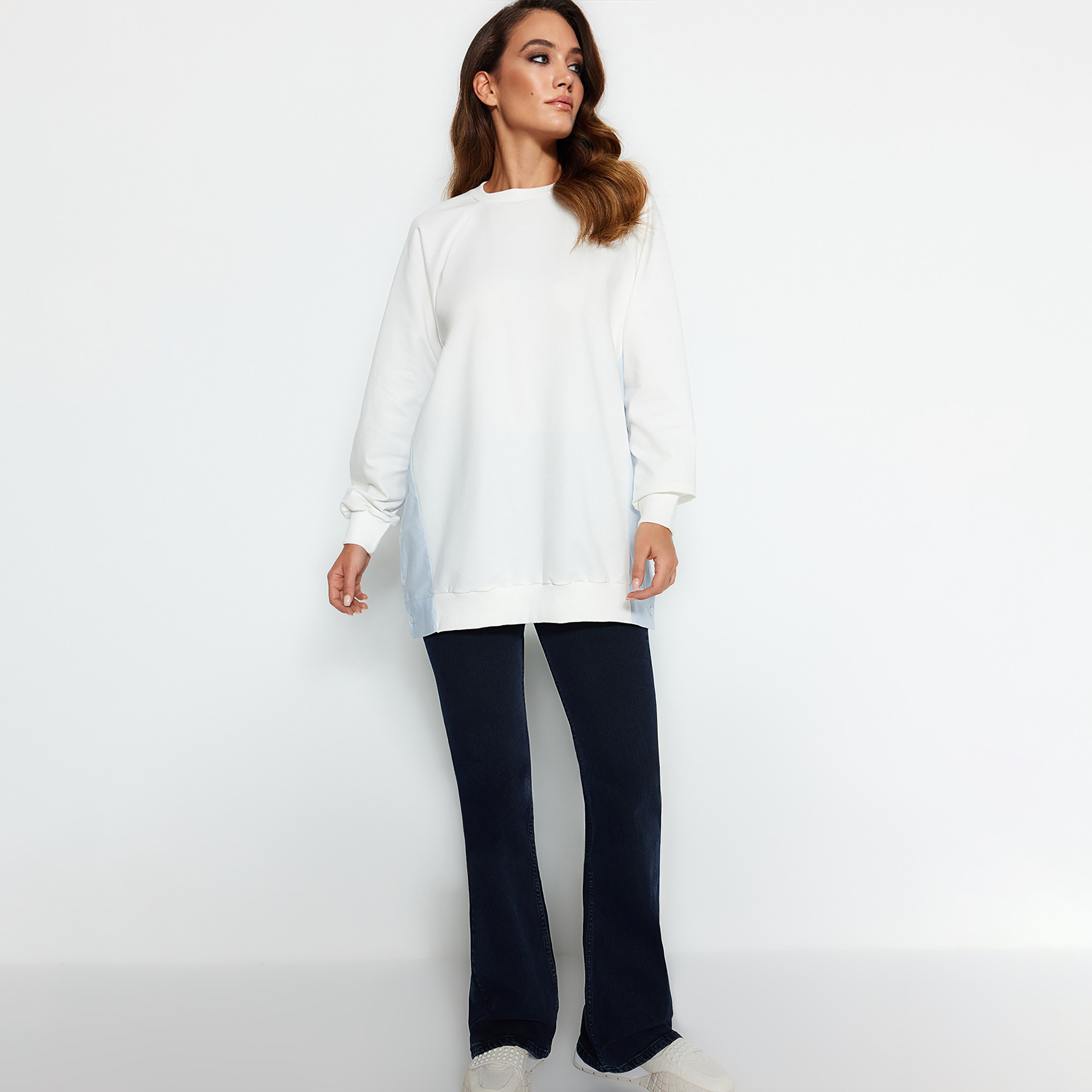 سويت شيرت حريمي محتشم أبيض بألوان متباينة وأكمام راجلان من ترينديول-women-clothing-hoodiesandsweatshirts-sweatshirts-image-2