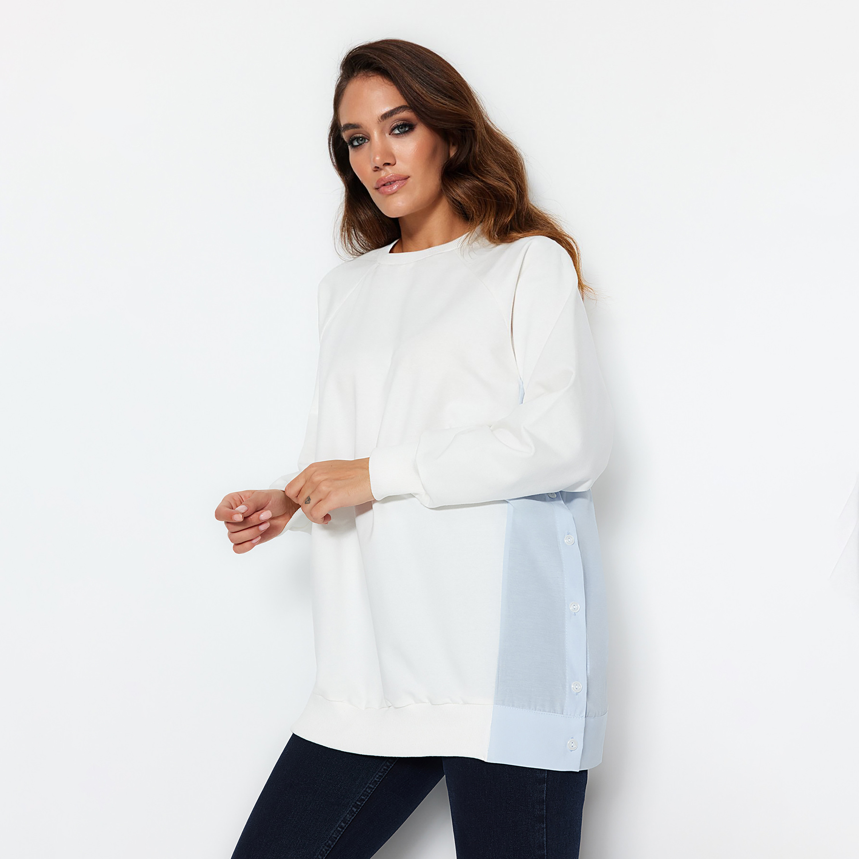 سويت شيرت حريمي محتشم أبيض بألوان متباينة وأكمام راجلان من ترينديول-women-clothing-hoodiesandsweatshirts-sweatshirts-image-3
