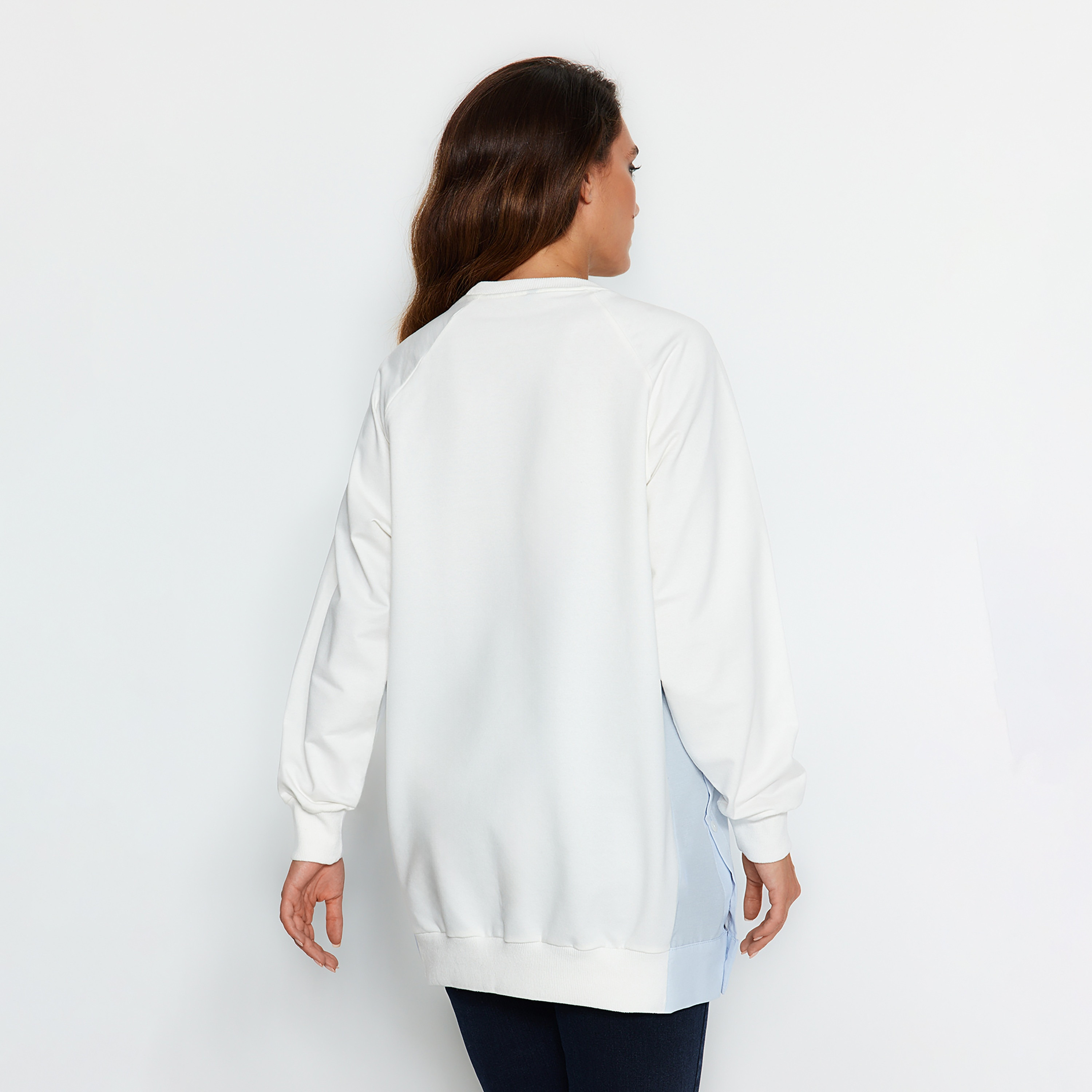 سويت شيرت حريمي محتشم أبيض بألوان متباينة وأكمام راجلان من ترينديول-women-clothing-hoodiesandsweatshirts-sweatshirts-image-4