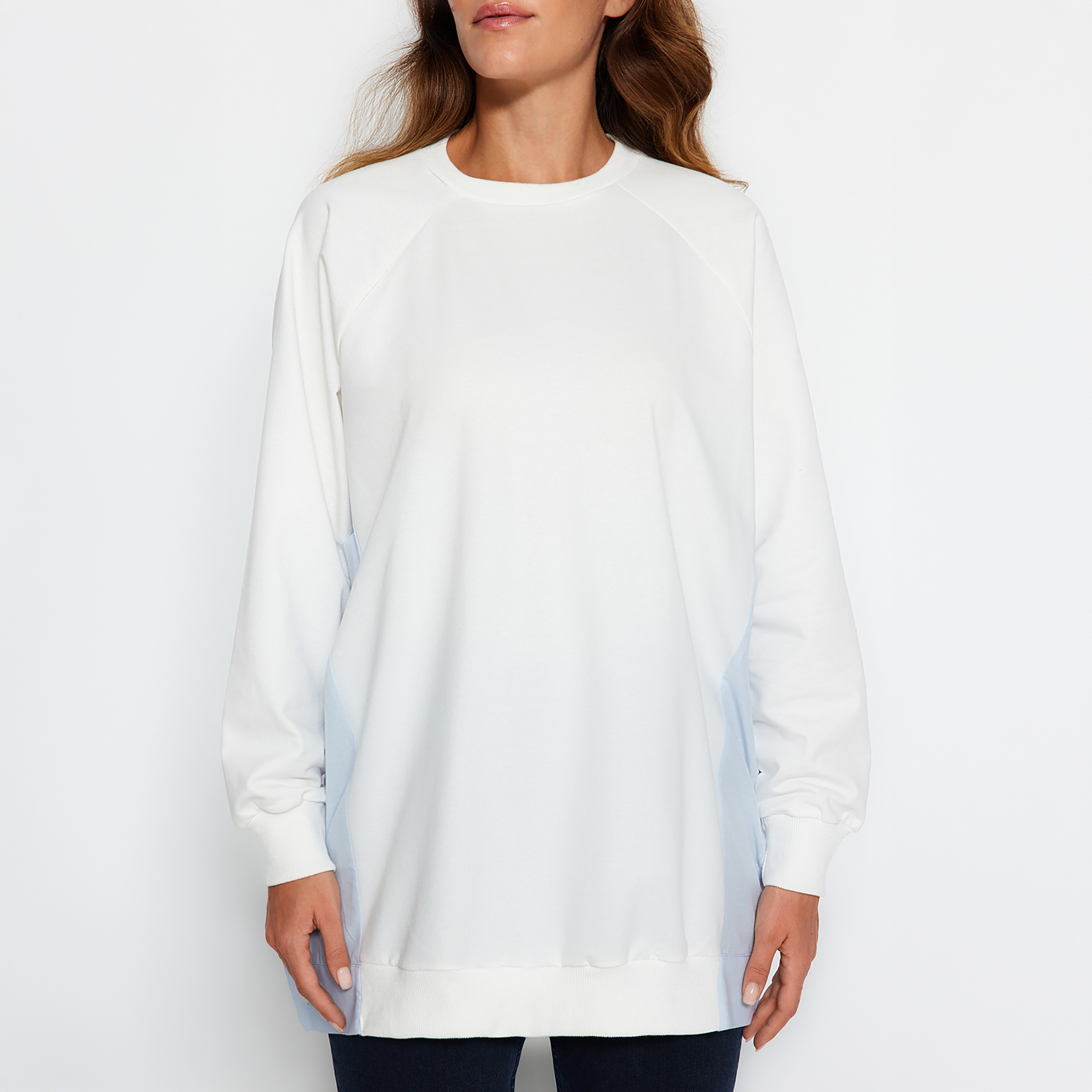 سويت شيرت حريمي محتشم أبيض بألوان متباينة وأكمام راجلان من ترينديول-women-clothing-hoodiesandsweatshirts-sweatshirts-image-5