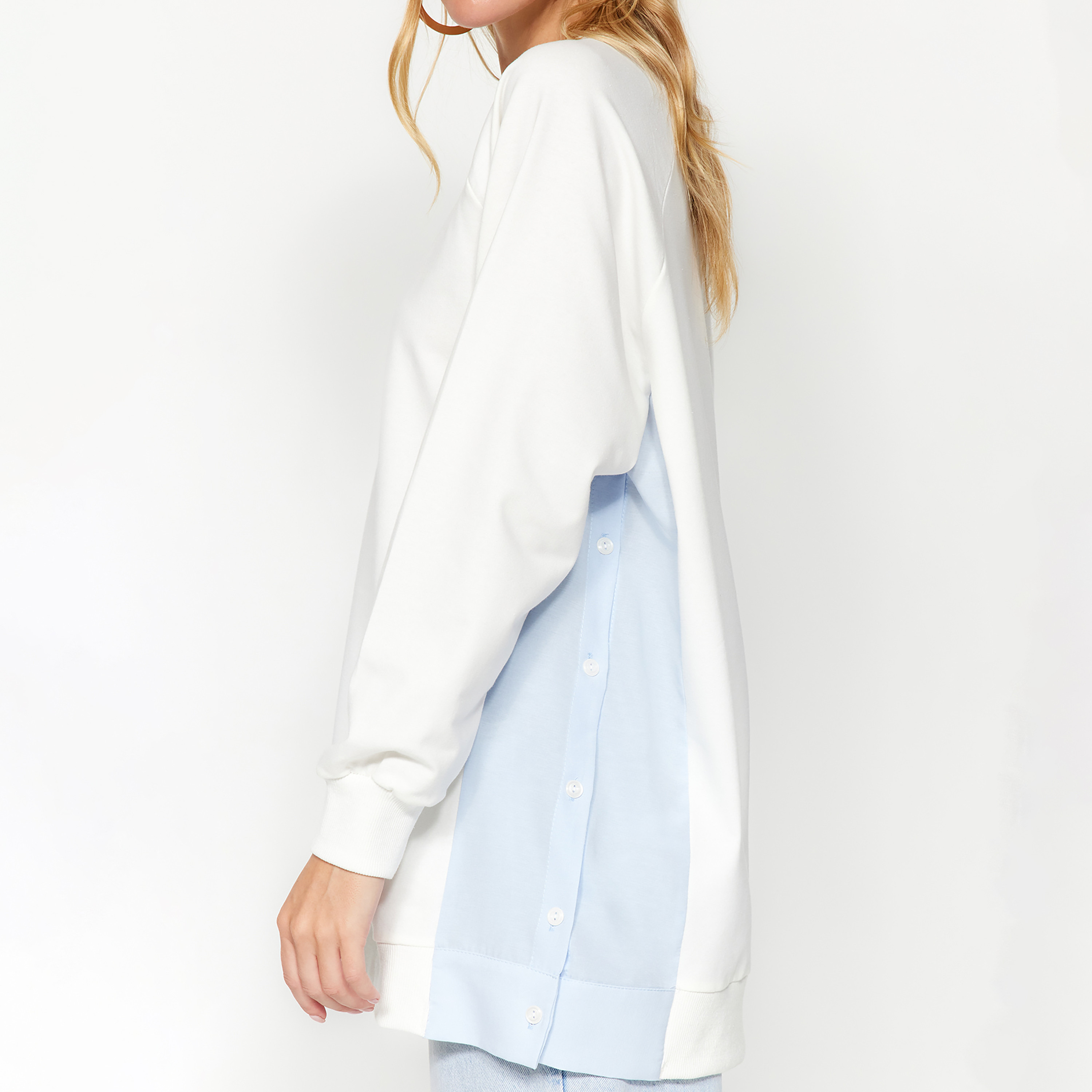 سويت شيرت حريمي محتشم أبيض بألوان متباينة وأكمام راجلان من ترينديول-women-clothing-hoodiesandsweatshirts-sweatshirts-image-7