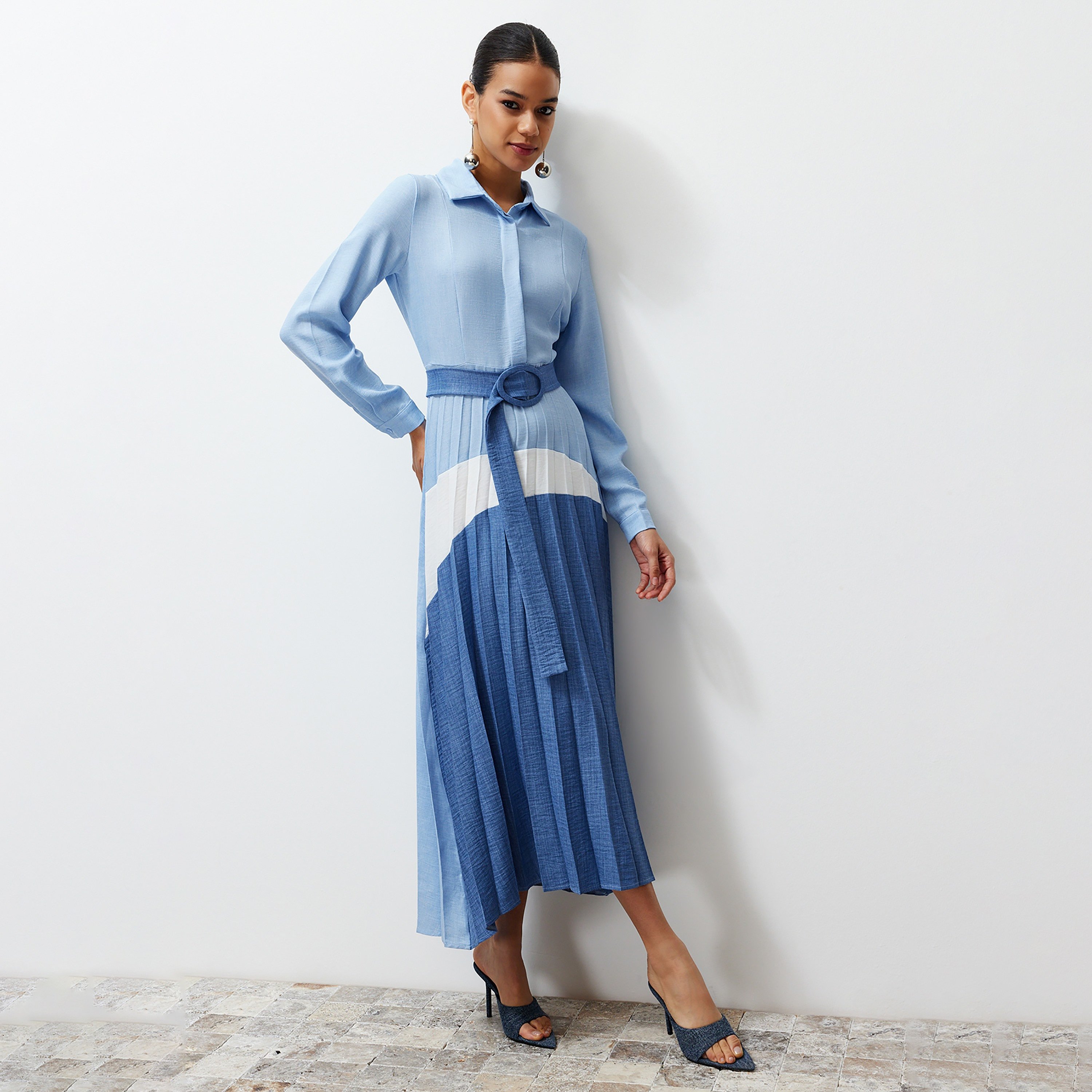 فستان قميص ميدي حريمي أزرق محتشم بألوان متباينة بياقة من ترينديول-women-clothing-dresses-image-1