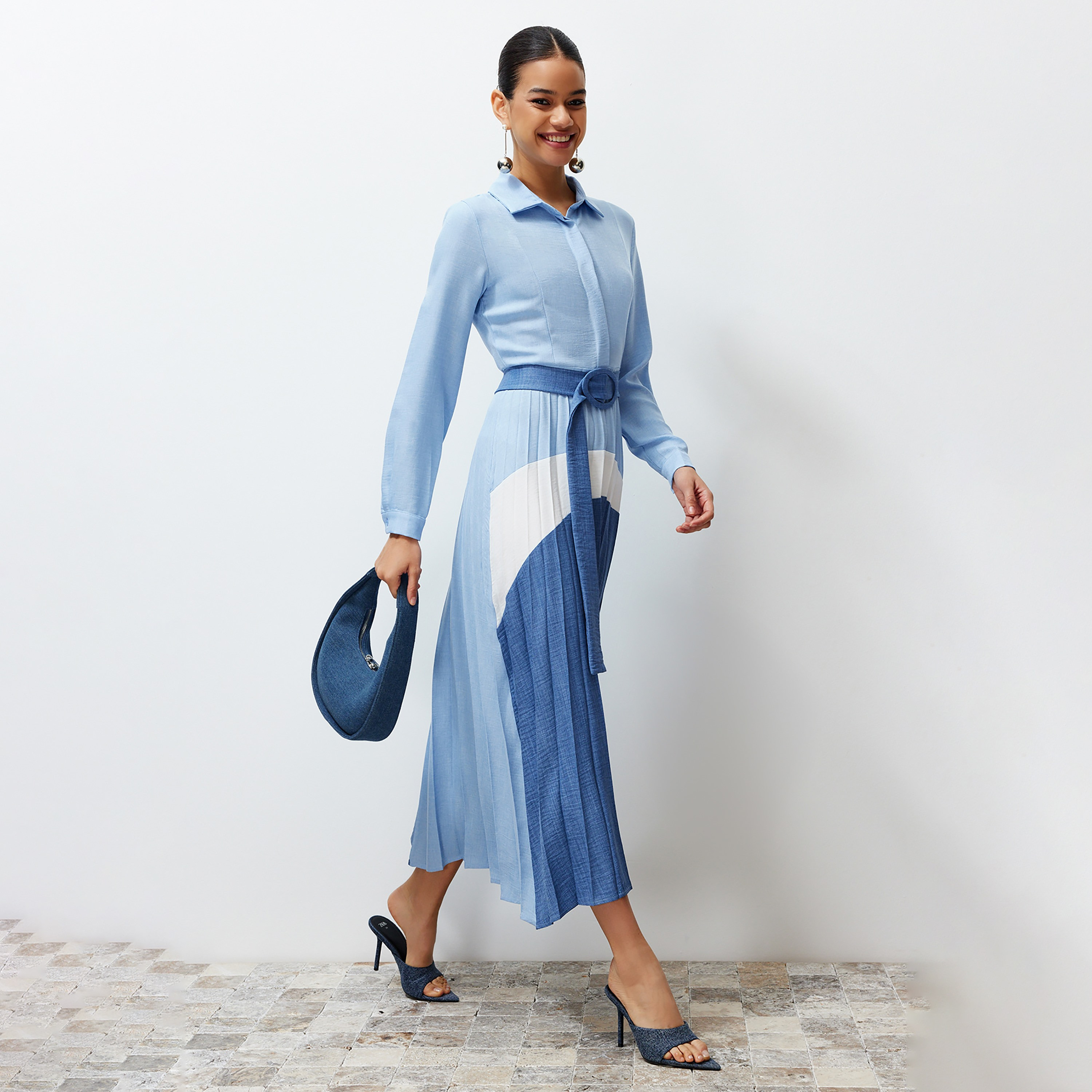 فستان قميص ميدي حريمي أزرق محتشم بألوان متباينة بياقة من ترينديول-women-clothing-dresses-image-2