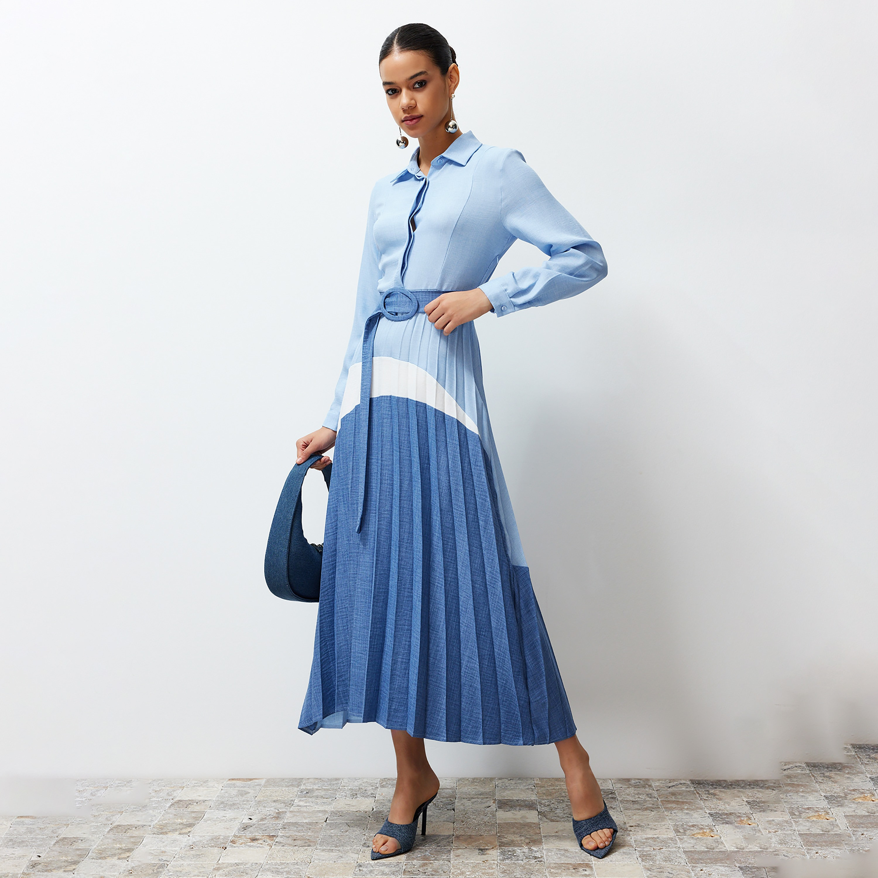 فستان قميص ميدي حريمي أزرق محتشم بألوان متباينة بياقة من ترينديول-women-clothing-dresses-image-3