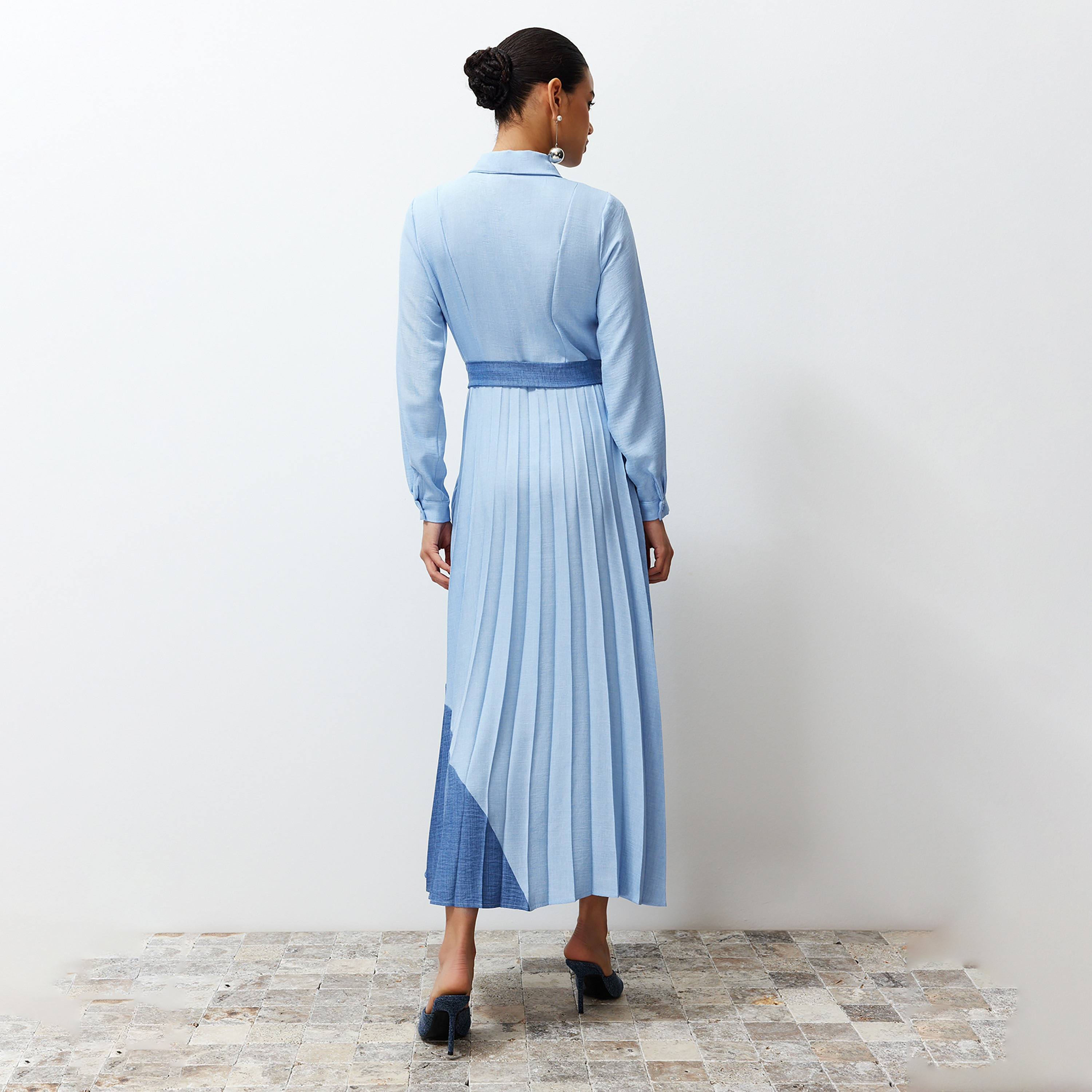 فستان قميص ميدي حريمي أزرق محتشم بألوان متباينة بياقة من ترينديول-women-clothing-dresses-image-4