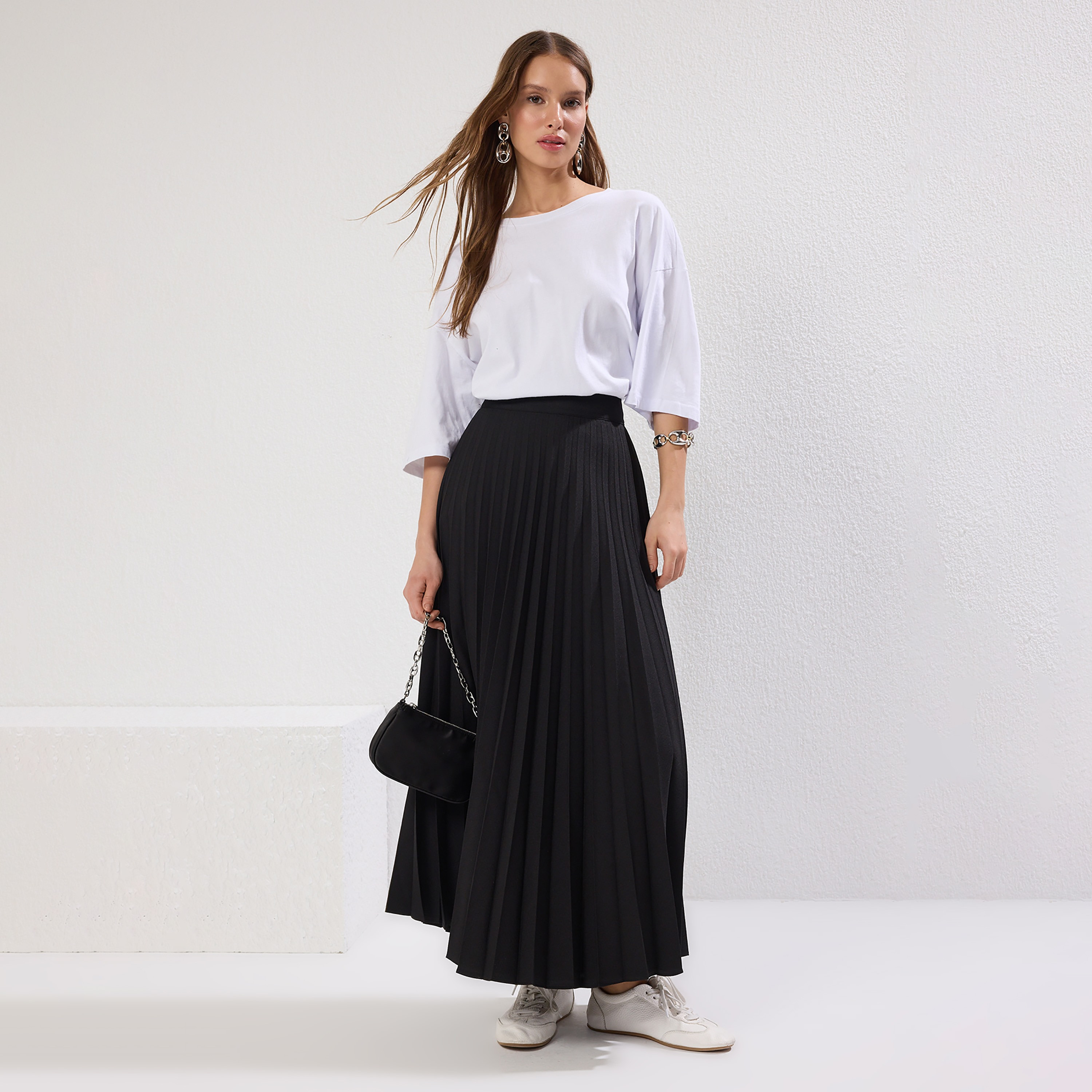 تنورة ميدي نسائية سوداء محتشمة بكسرات على شكل حرف A-women-clothing-skirts-image-2
