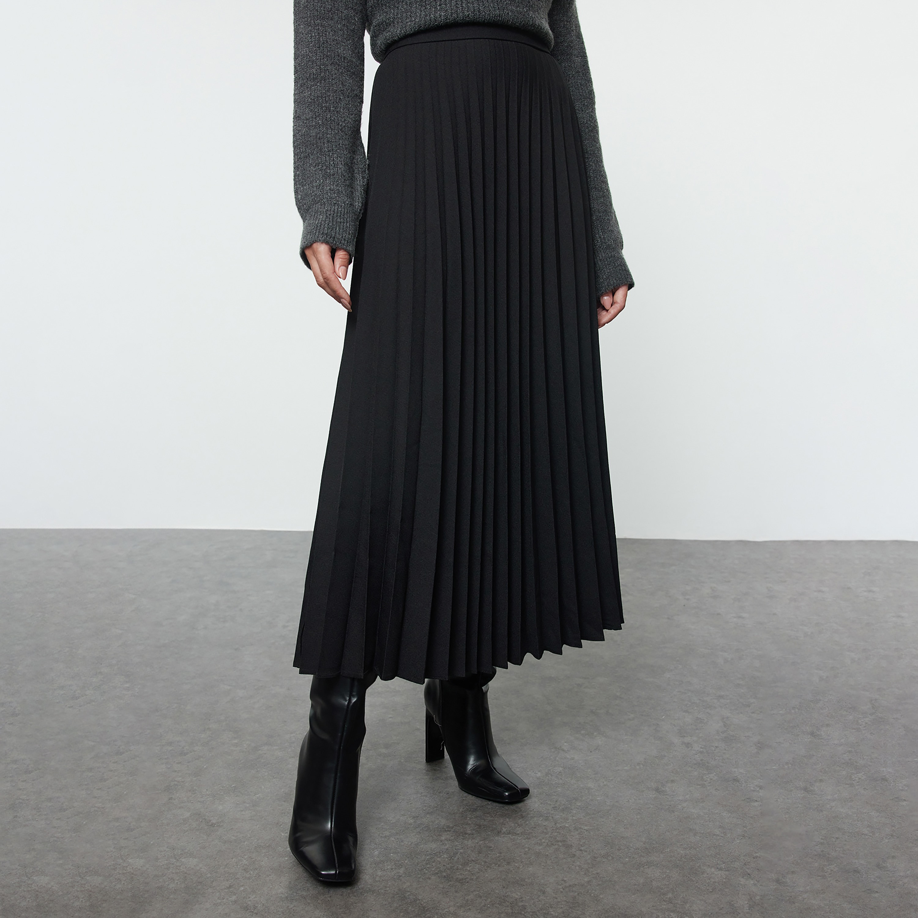 تنورة ميدي نسائية سوداء محتشمة بكسرات على شكل حرف A-women-clothing-skirts-image-3