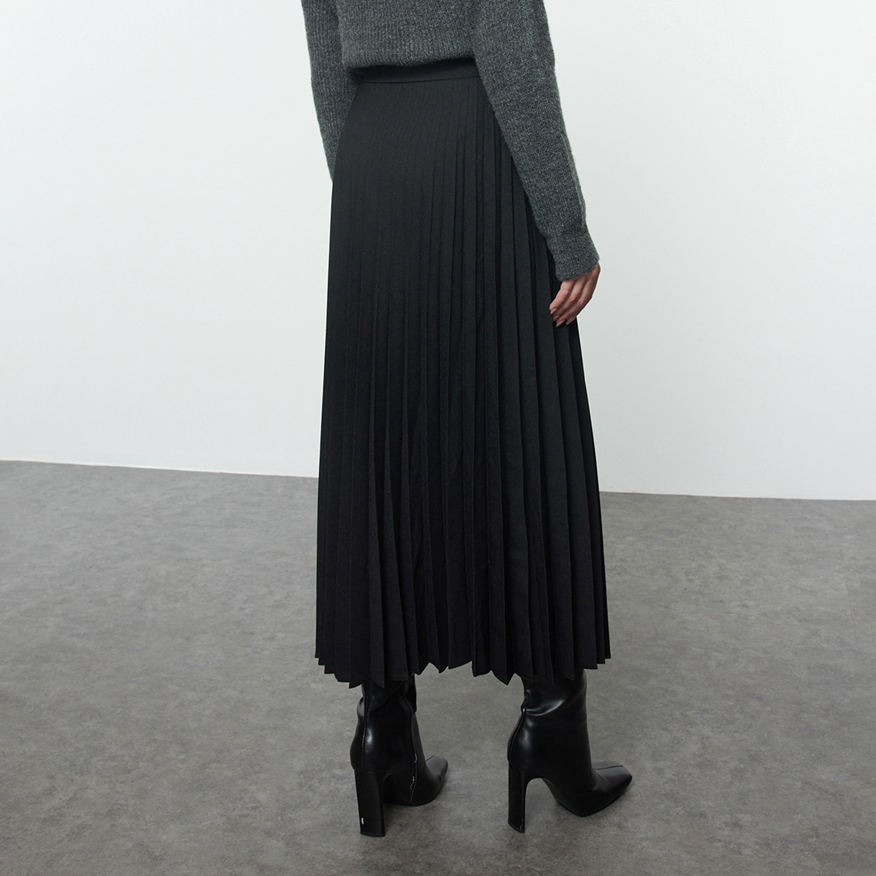 تنورة ميدي نسائية سوداء محتشمة بكسرات على شكل حرف A-women-clothing-skirts-image-4
