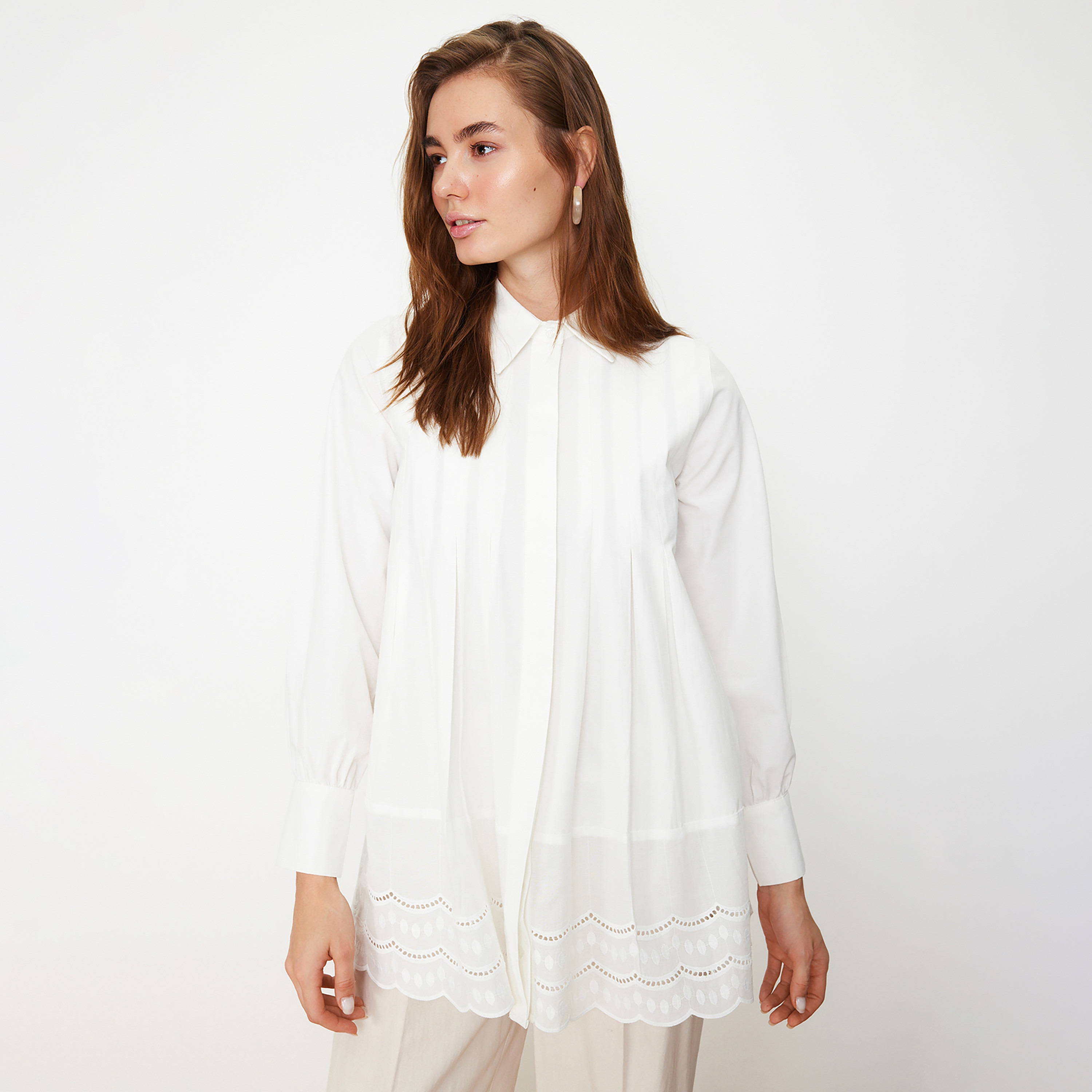 قميص بليسيه حريمي محتشم أبيض بياقة من ترينديول-women-clothing-shirtsandblouses-shirts-image-1