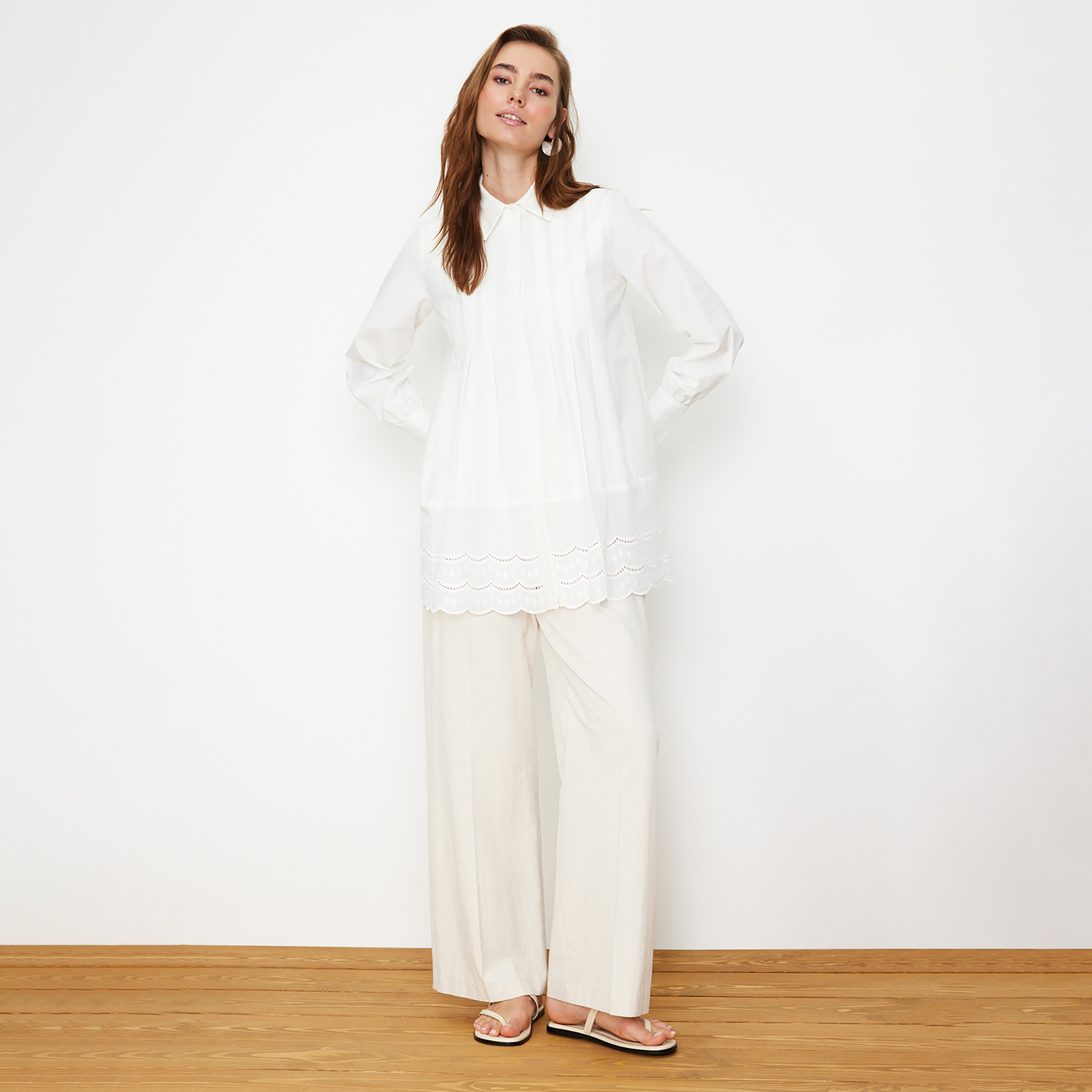 قميص بليسيه حريمي محتشم أبيض بياقة من ترينديول-women-clothing-shirtsandblouses-shirts-image-2
