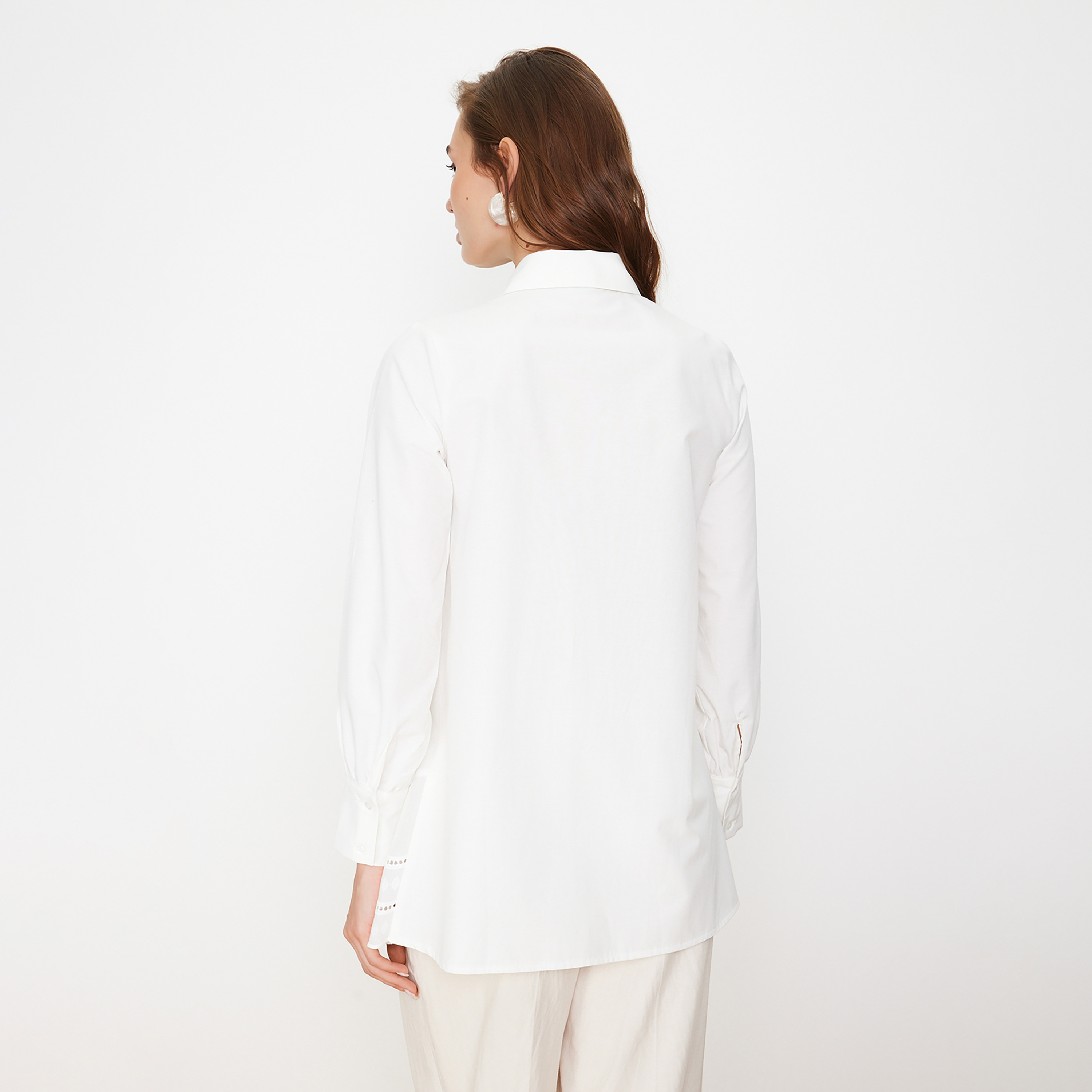 قميص بليسيه حريمي محتشم أبيض بياقة من ترينديول-women-clothing-shirtsandblouses-shirts-image-3