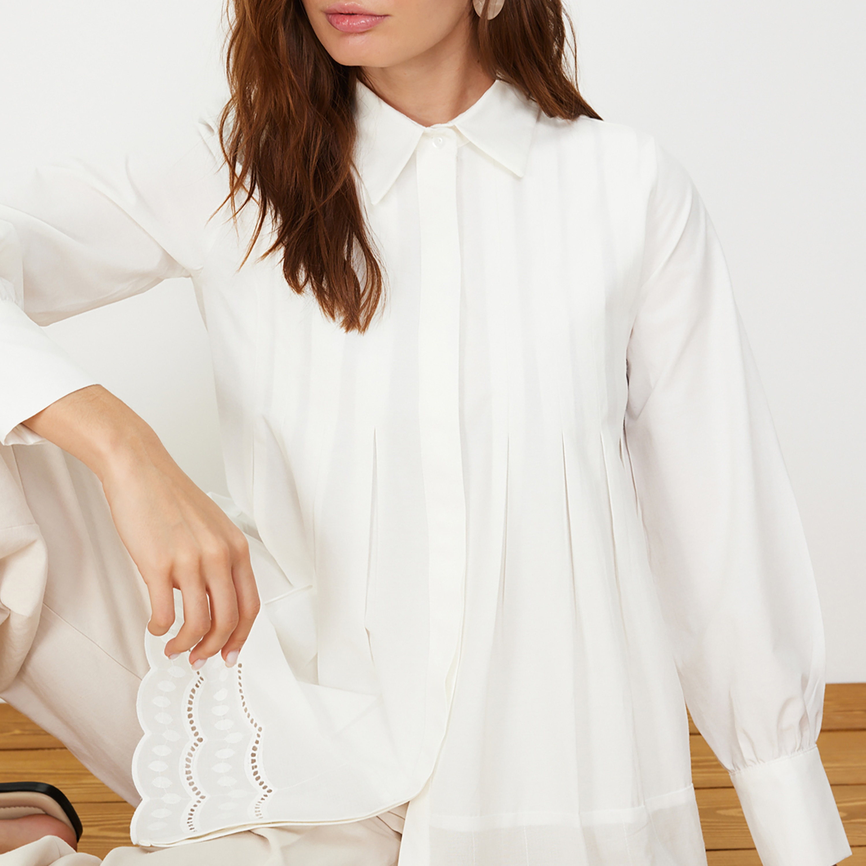 قميص بليسيه حريمي محتشم أبيض بياقة من ترينديول-women-clothing-shirtsandblouses-shirts-image-4