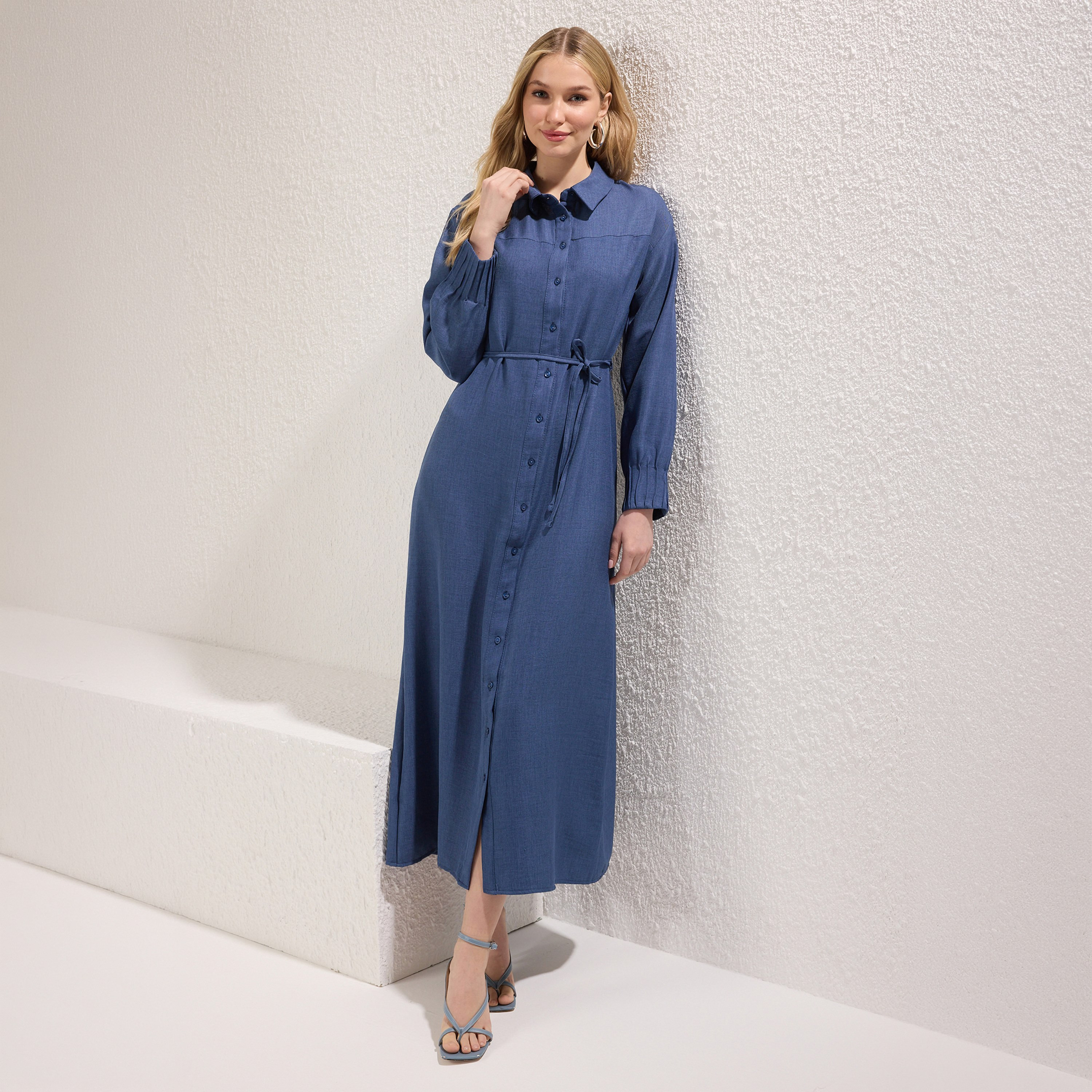 فستان قميص ميدي حريمي محتشم بياقة باللون الكحلي من تريندyol-women-clothing-dresses-image-2
