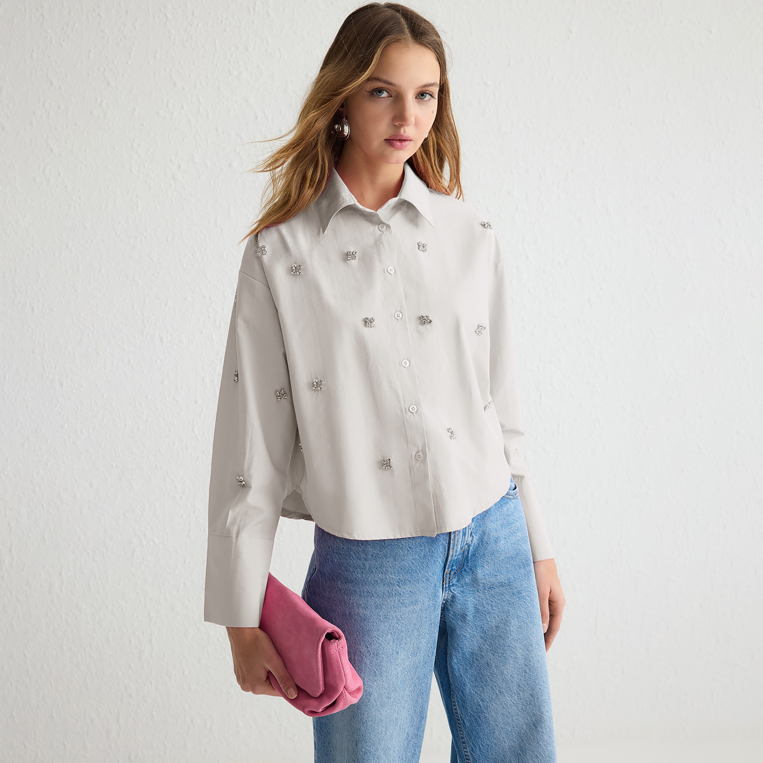 قميص حريمي بياقة مطوية وتفاصيل أحجار ستراس باللون الأبيض من ترينديول موديست-women-clothing-shirtsandblouses-shirts-image-1