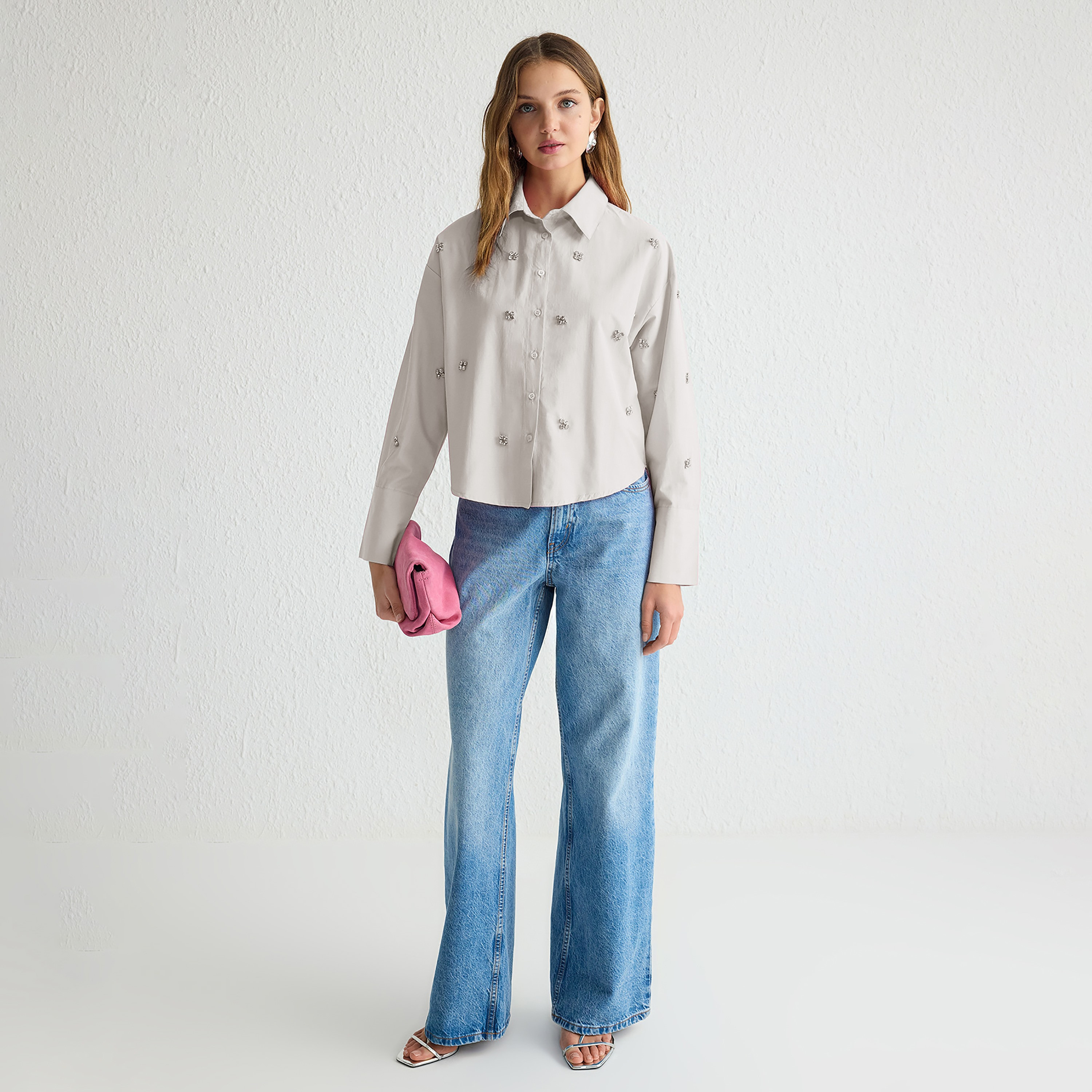 قميص حريمي بياقة مطوية وتفاصيل أحجار ستراس باللون الأبيض من ترينديول موديست-women-clothing-shirtsandblouses-shirts-image-2