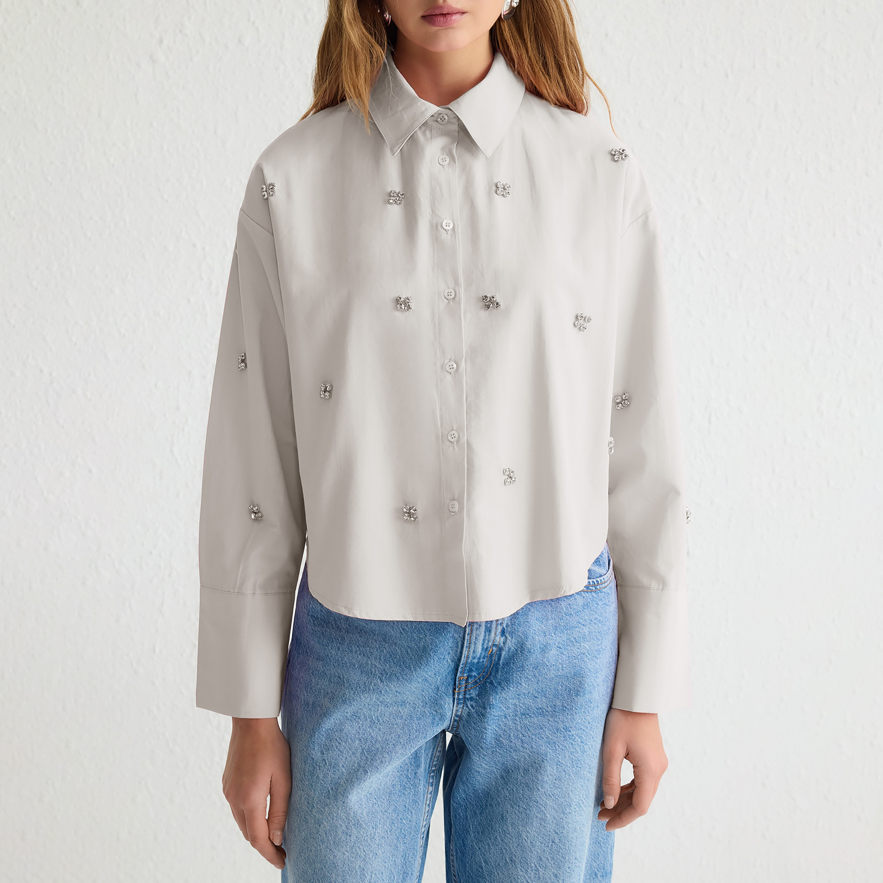 قميص حريمي بياقة مطوية وتفاصيل أحجار ستراس باللون الأبيض من ترينديول موديست-women-clothing-shirtsandblouses-shirts-image-3