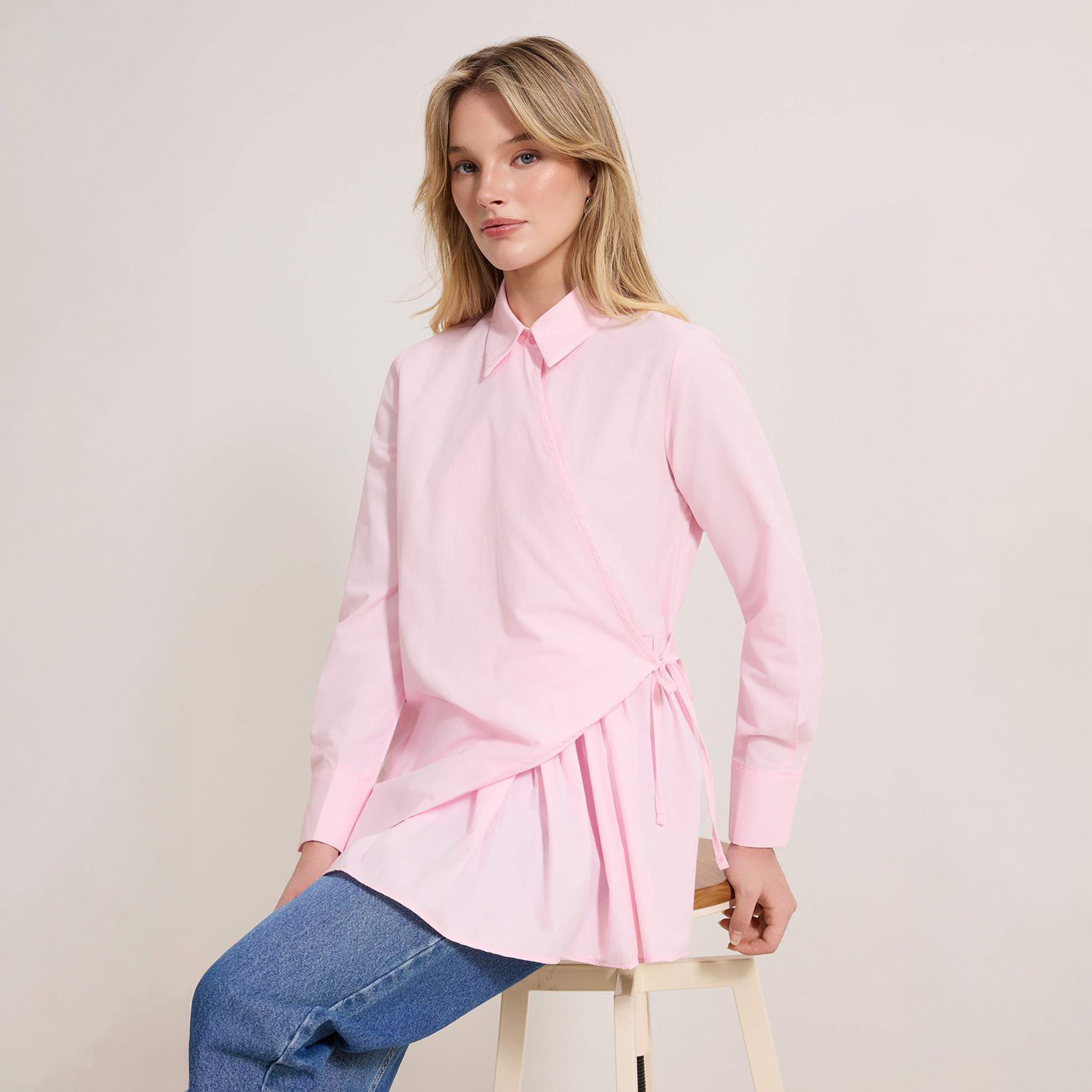 قميص حريمي ملفوف وردي محتشم بياقة مدببة من تريندyول-women-clothing-shirtsandblouses-shirts-image-2