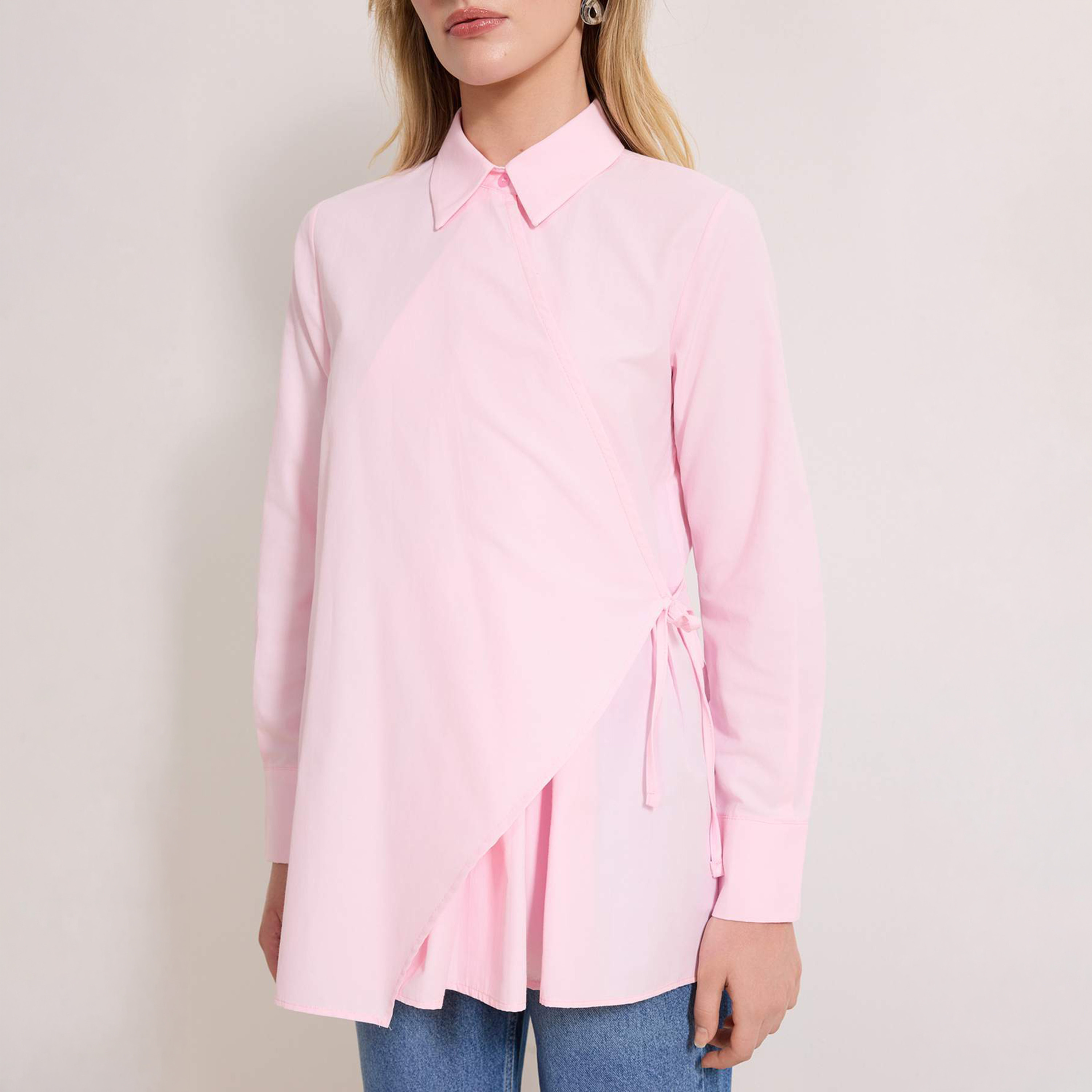 قميص حريمي ملفوف وردي محتشم بياقة مدببة من تريندyول-women-clothing-shirtsandblouses-shirts-image-4