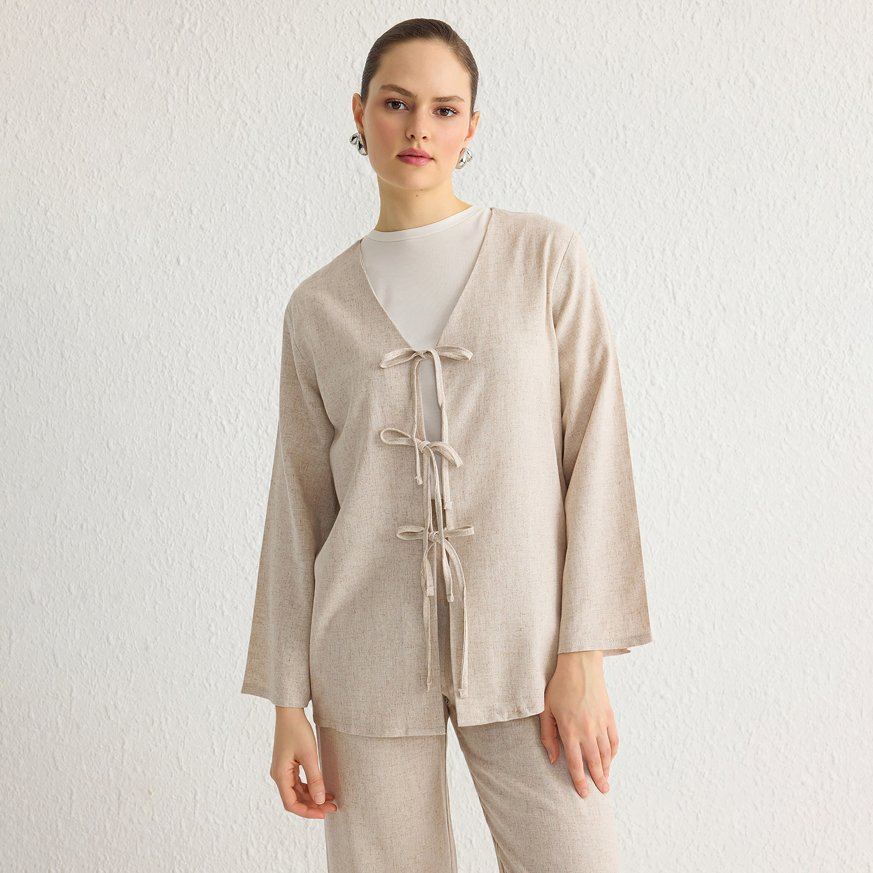 طقم توب وبنطلون حريمي محتشم بلون البيج من تريندyol-women-clothing-coordsets-image-2