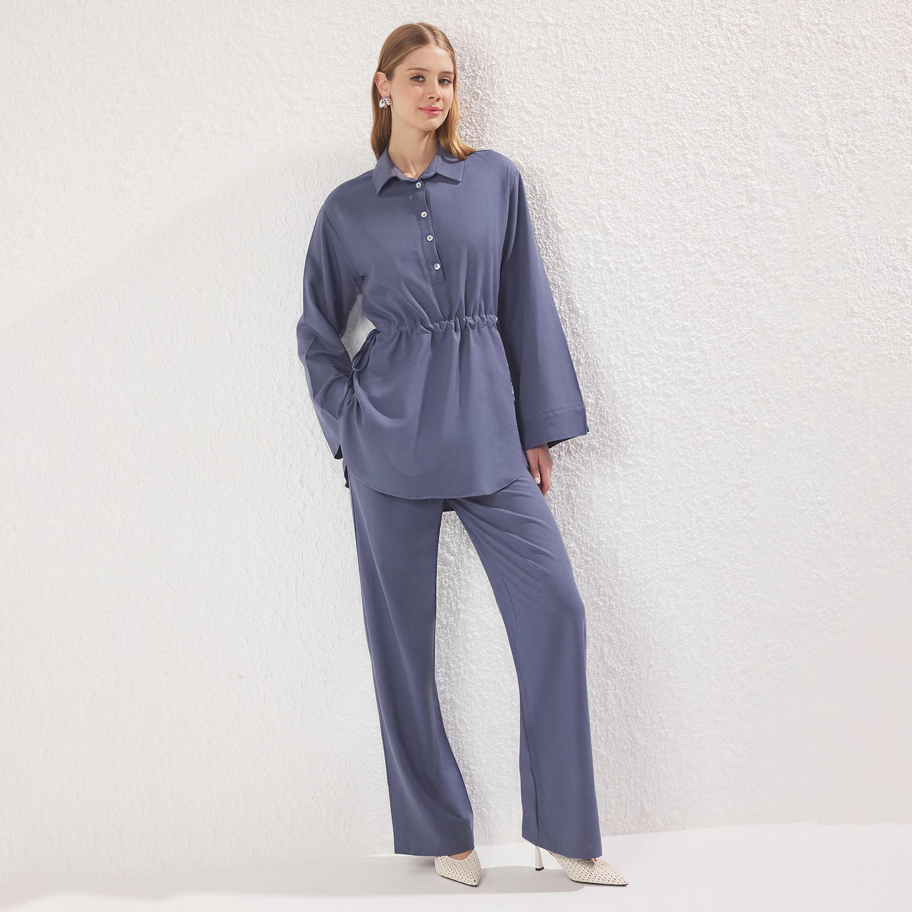طقم نسائي من الكتان البني الفاتح بياقة، يتكون من بلوزة وبنطال-women-clothing-coordsets-image-1