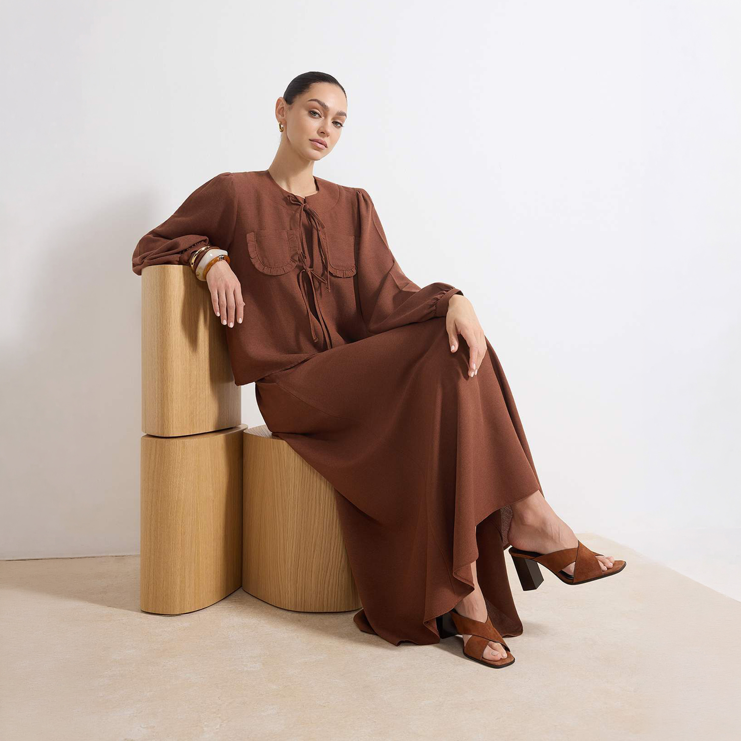 طقم نسائي من الكتان البني الفاتح برقبة دائرية مكون من بلوزة وتنورة-women-clothing-coordsets-image-2