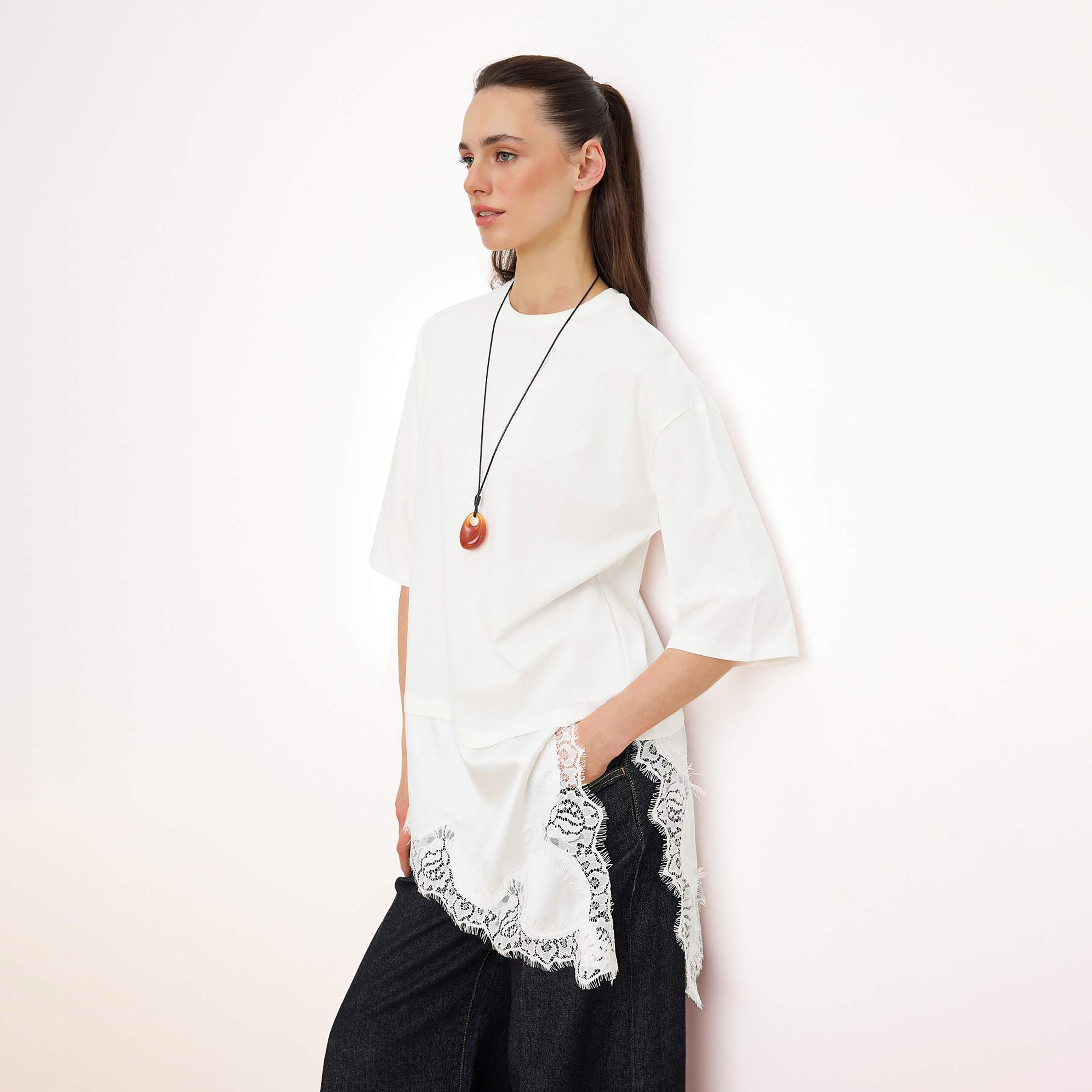 تيشيرت نسائي أبيض محتشم مزين بالدانتيل، بأكمام منسدلة وتصميم غير متماثل-women-clothing-tshirts-image-3