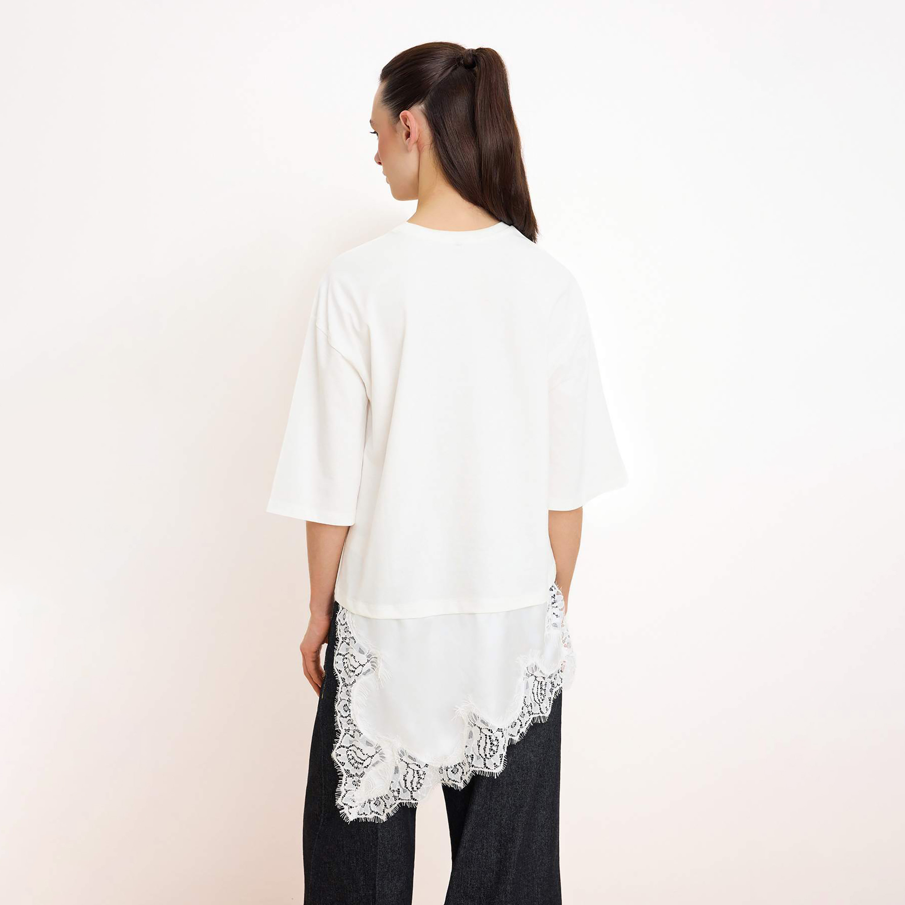 تيشيرت نسائي أبيض محتشم مزين بالدانتيل، بأكمام منسدلة وتصميم غير متماثل-women-clothing-tshirts-image-4