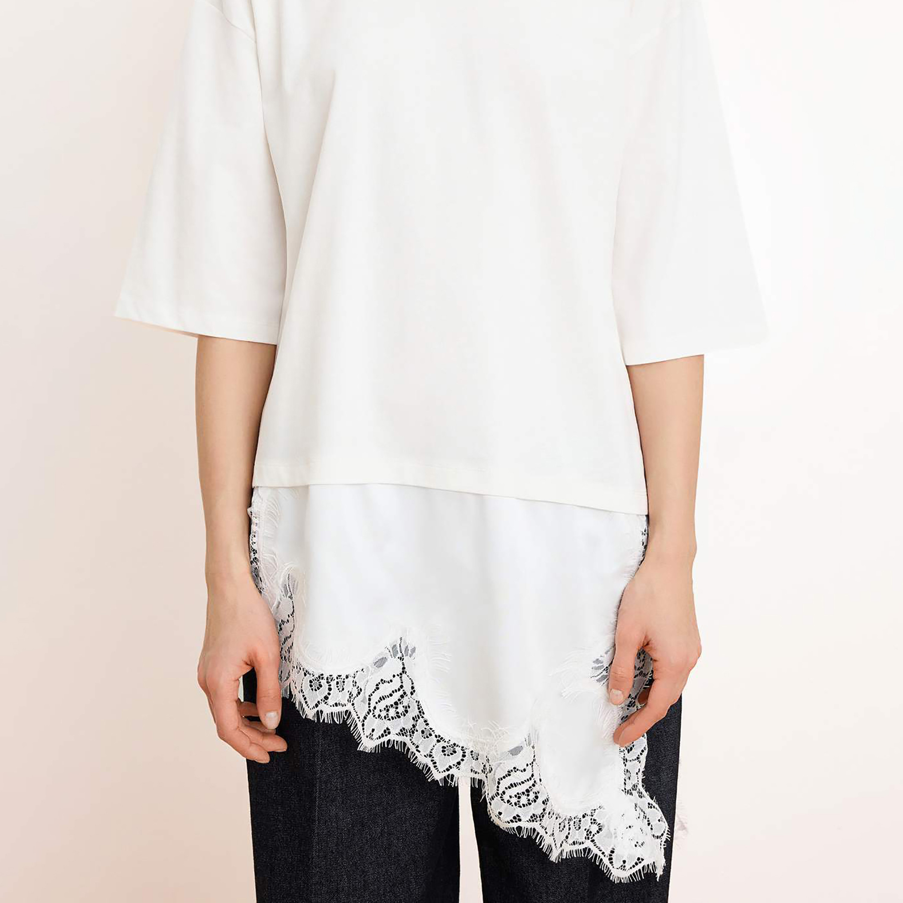 تيشيرت نسائي أبيض محتشم مزين بالدانتيل، بأكمام منسدلة وتصميم غير متماثل-women-clothing-tshirts-image-5