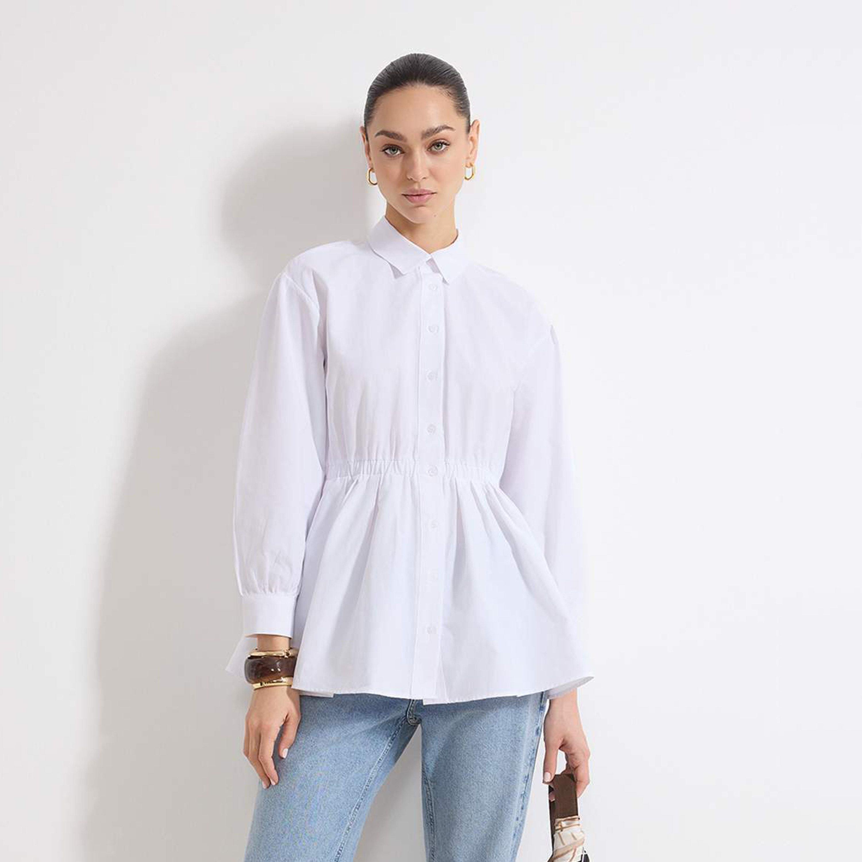 قميص بيبلوم حريمي محتشم أبيض بياقة مدببة من تريندyol-women-clothing-shirtsandblouses-shirts-image-1
