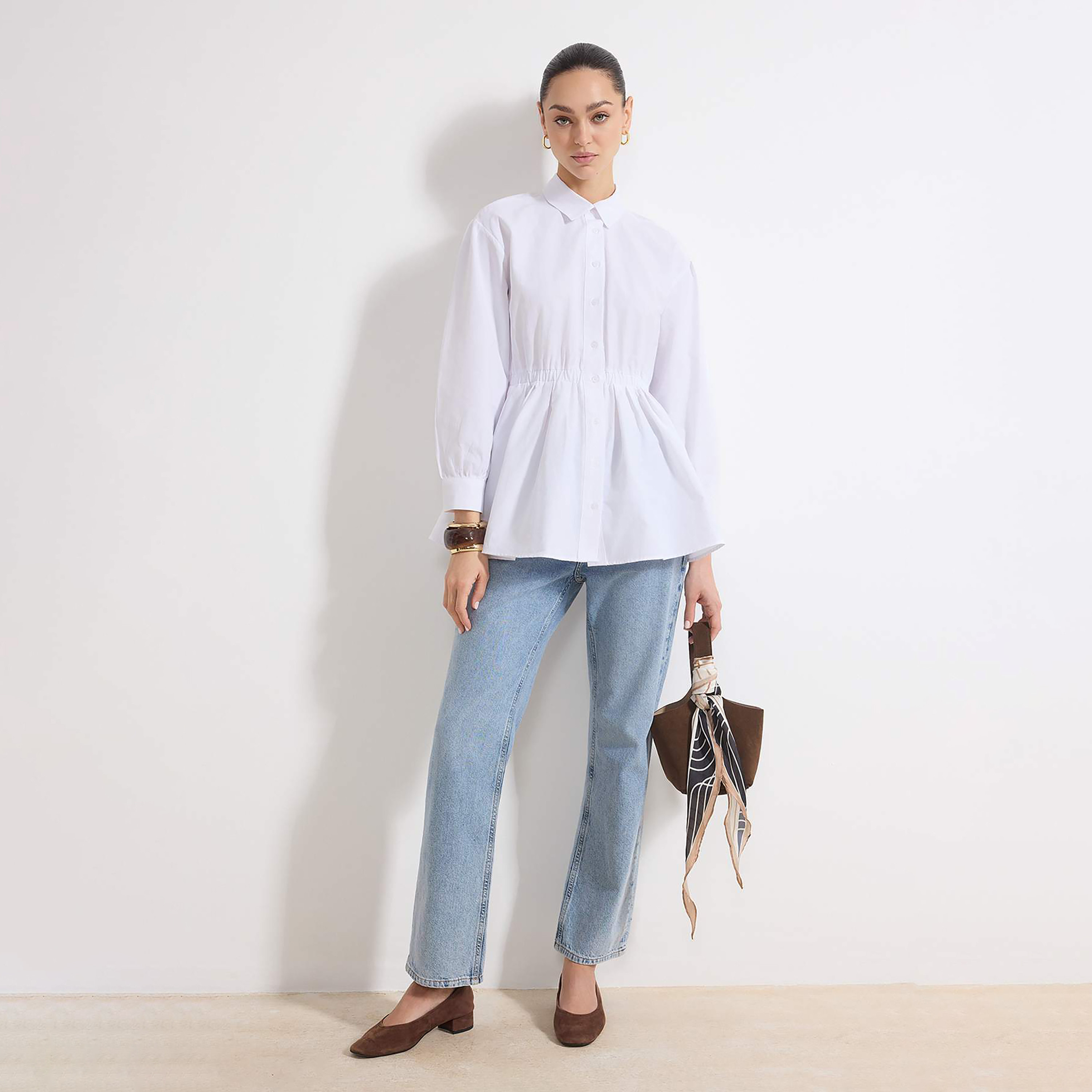 قميص بيبلوم حريمي محتشم أبيض بياقة مدببة من تريندyol-women-clothing-shirtsandblouses-shirts-image-2