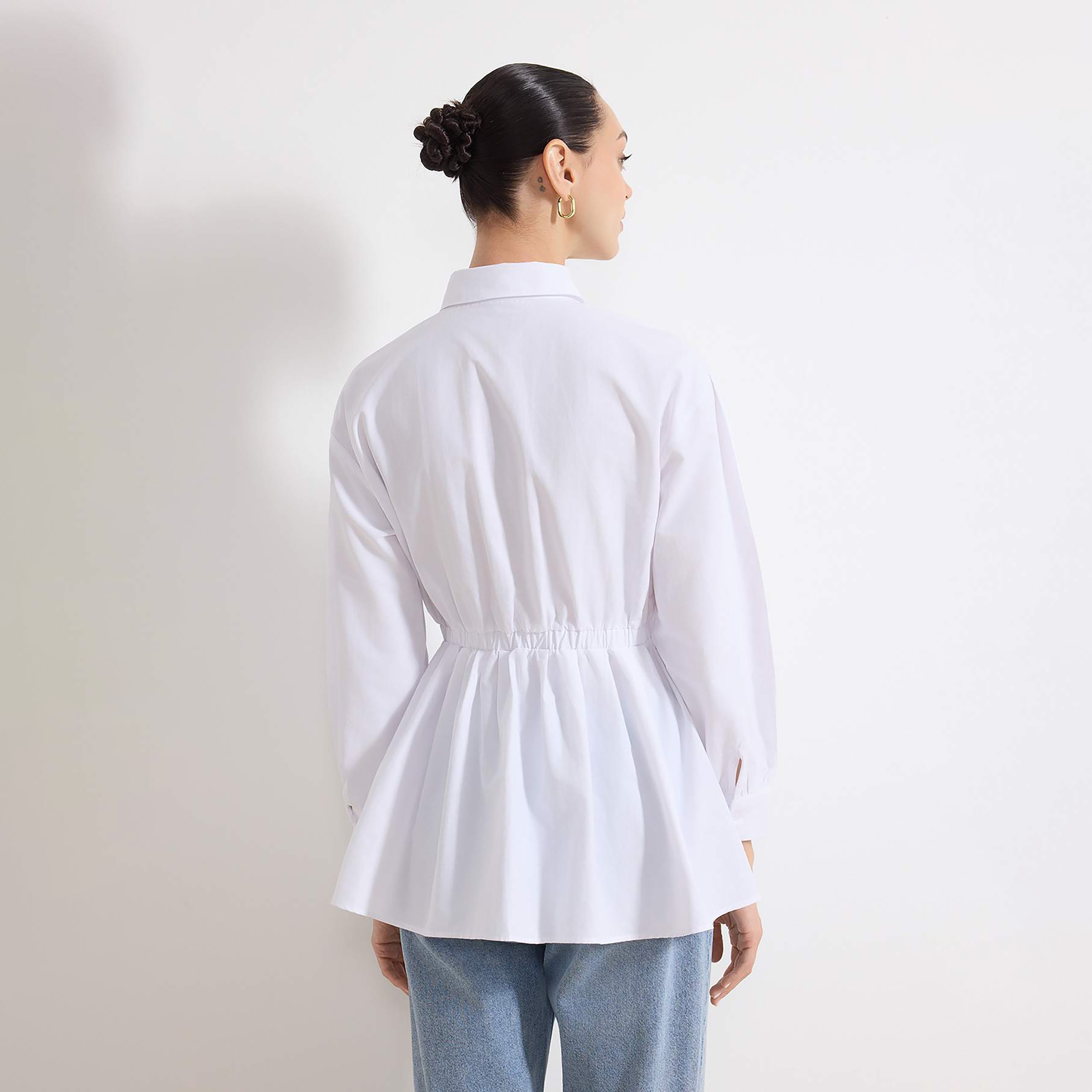 قميص بيبلوم حريمي محتشم أبيض بياقة مدببة من تريندyol-women-clothing-shirtsandblouses-shirts-image-3