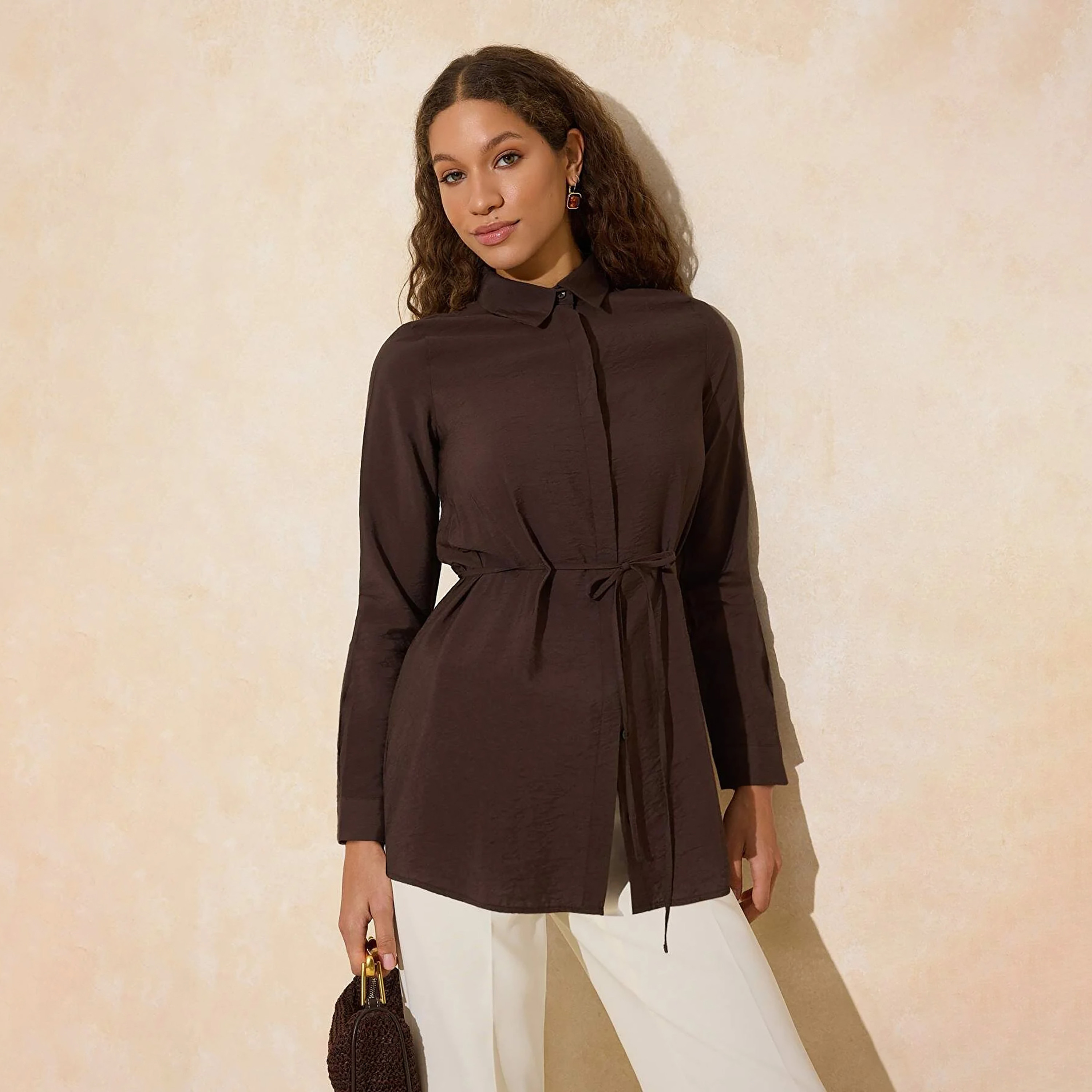 قميص حريمي محتشم بملمس بارز وياقة مدببة من ترينديول-women-clothing-shirtsandblouses-shirts-image-1