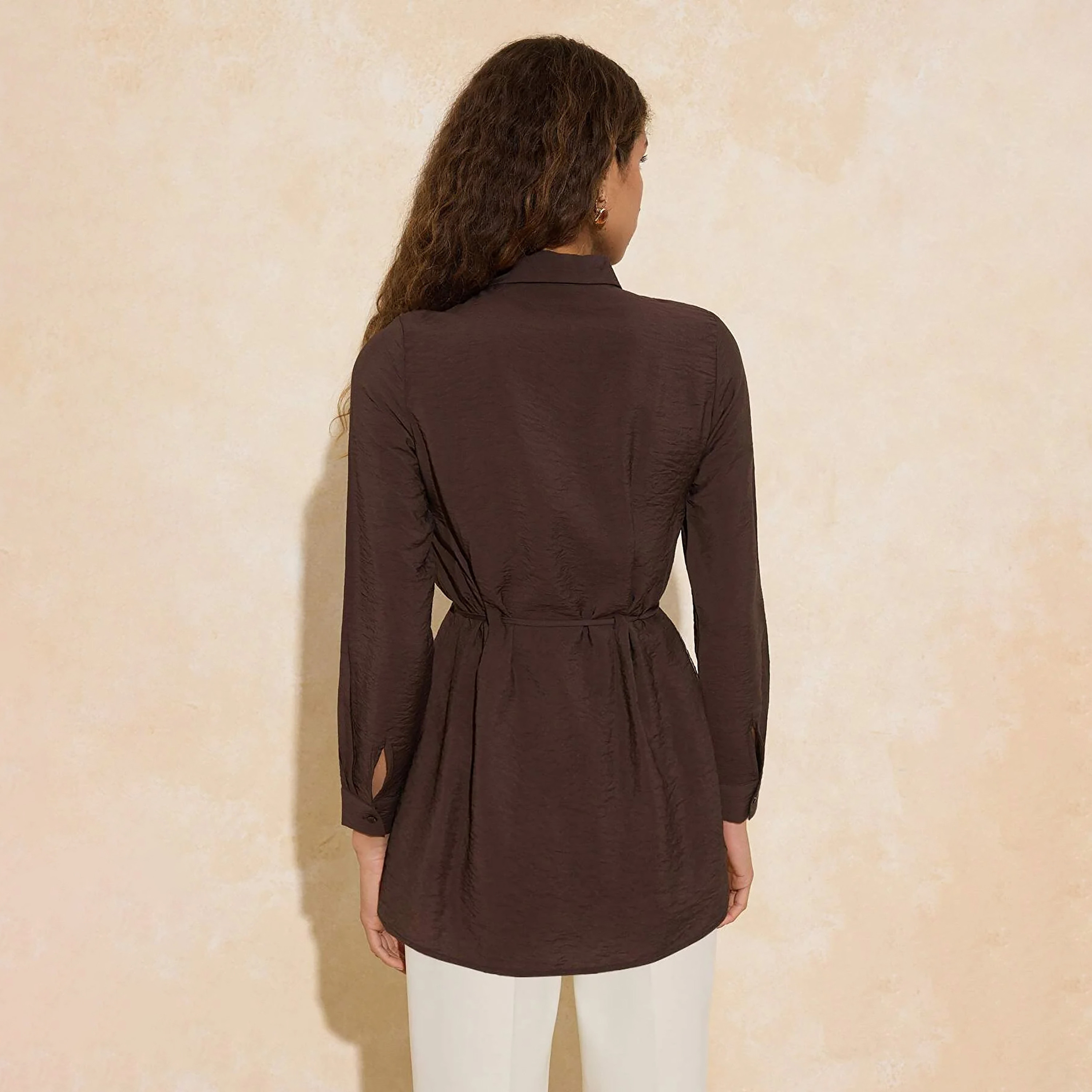 قميص حريمي محتشم بملمس بارز وياقة مدببة من ترينديول-women-clothing-shirtsandblouses-shirts-image-3