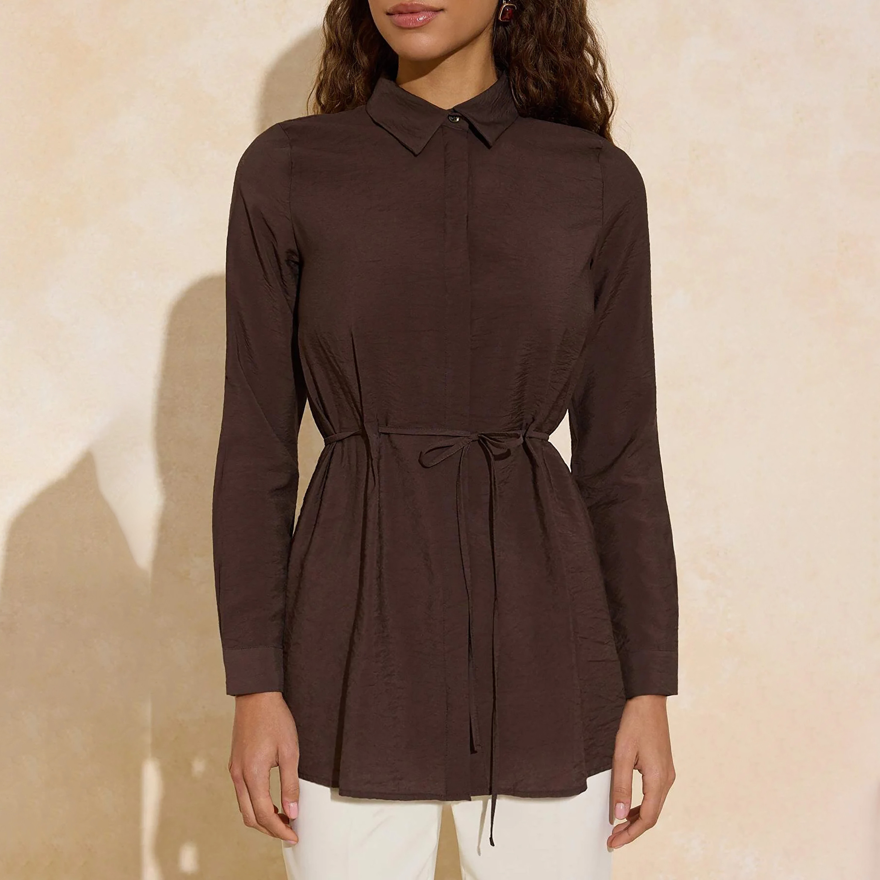 قميص حريمي محتشم بملمس بارز وياقة مدببة من ترينديول-women-clothing-shirtsandblouses-shirts-image-4