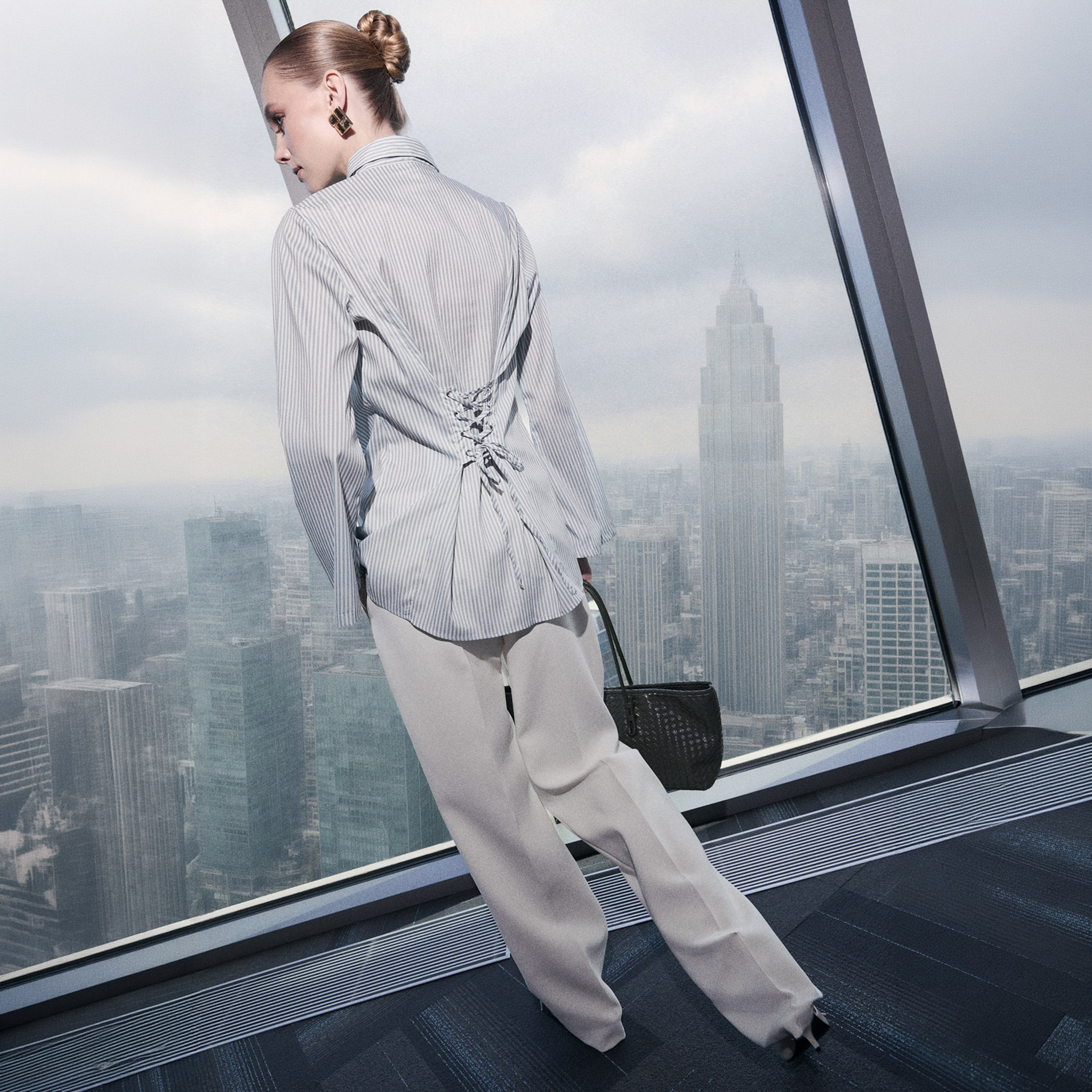 قميص حريمي محتشم مخطط باللون الأخضر بياقة مدببة وأكمام واسعة من ترينديول-women-clothing-shirtsandblouses-shirts-image-3