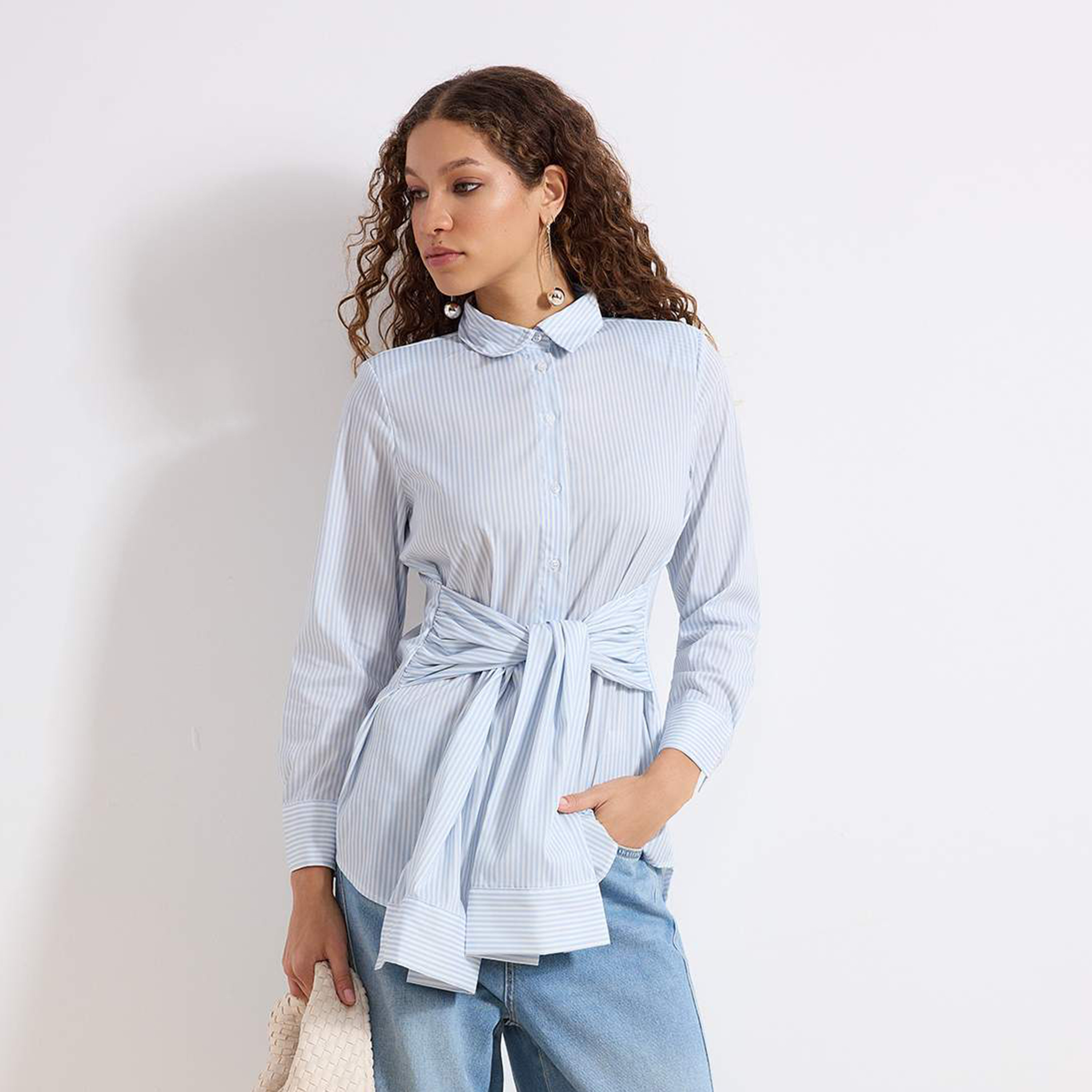 قميص حريمي مخطط أزرق محتشم بياقة قميص وربطة معقودة من ترينديول-women-clothing-shirtsandblouses-shirts-image-1