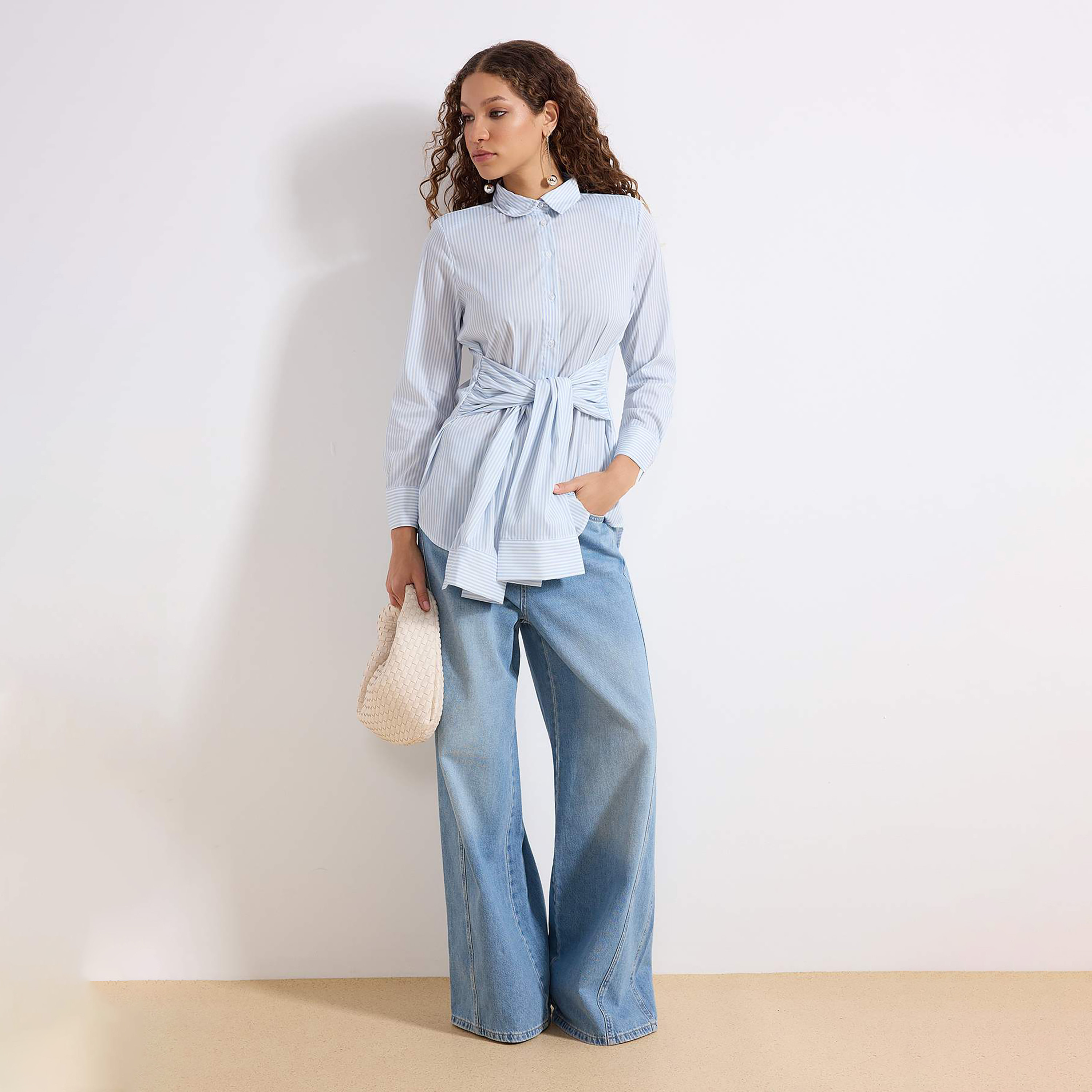 قميص حريمي مخطط أزرق محتشم بياقة قميص وربطة معقودة من ترينديول-women-clothing-shirtsandblouses-shirts-image-2