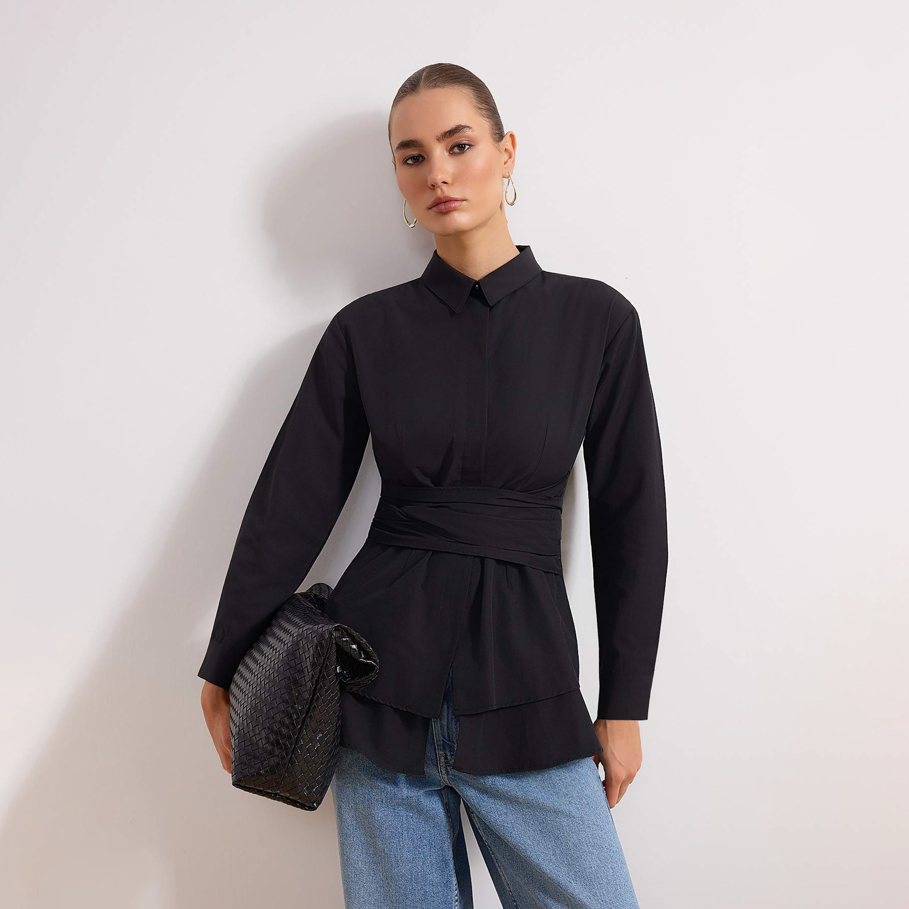 قميص حريمي طبقات أسود بياقة مدببة من ترينديول موديست-women-clothing-shirtsandblouses-shirts-image-1