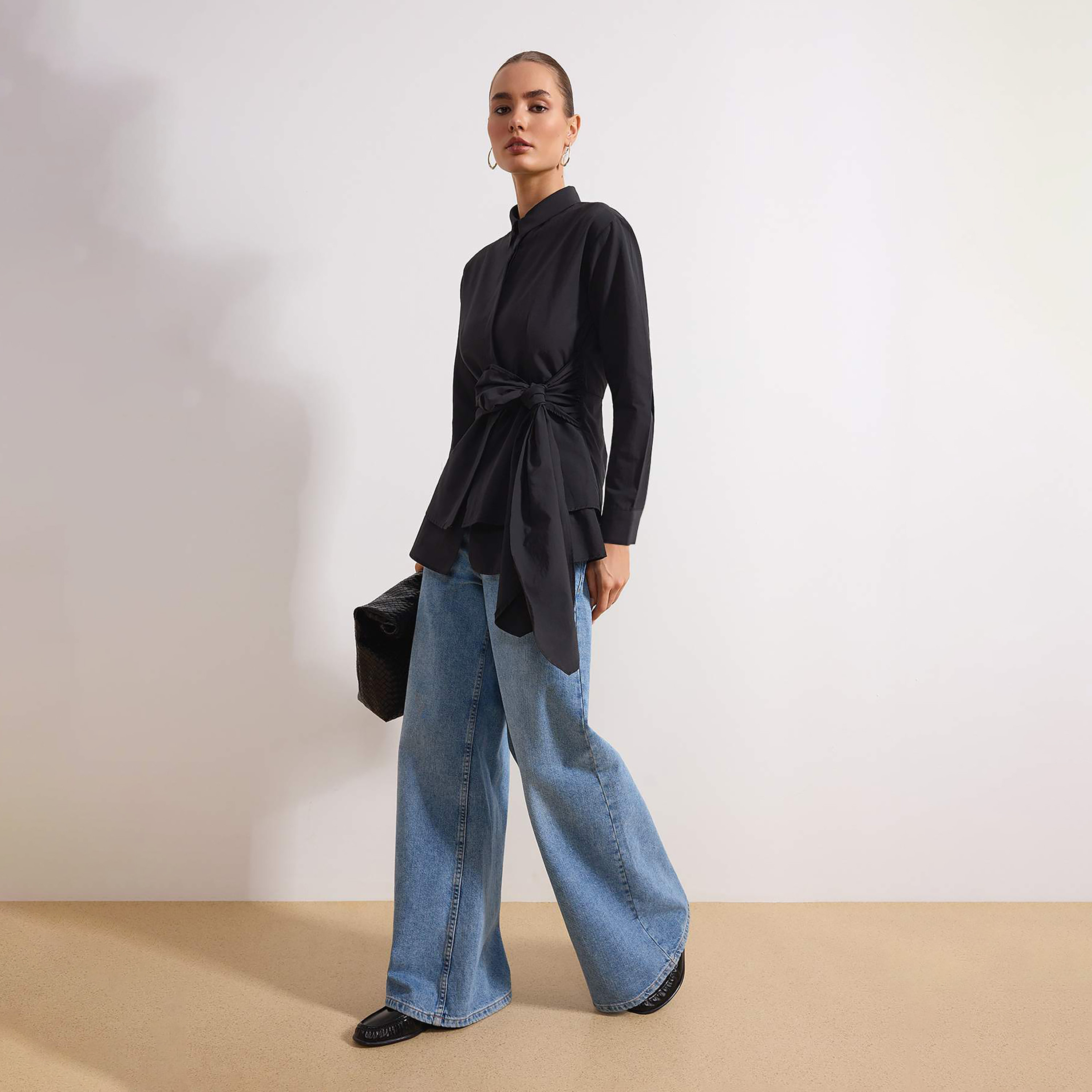قميص حريمي طبقات أسود بياقة مدببة من ترينديول موديست-women-clothing-shirtsandblouses-shirts-image-2