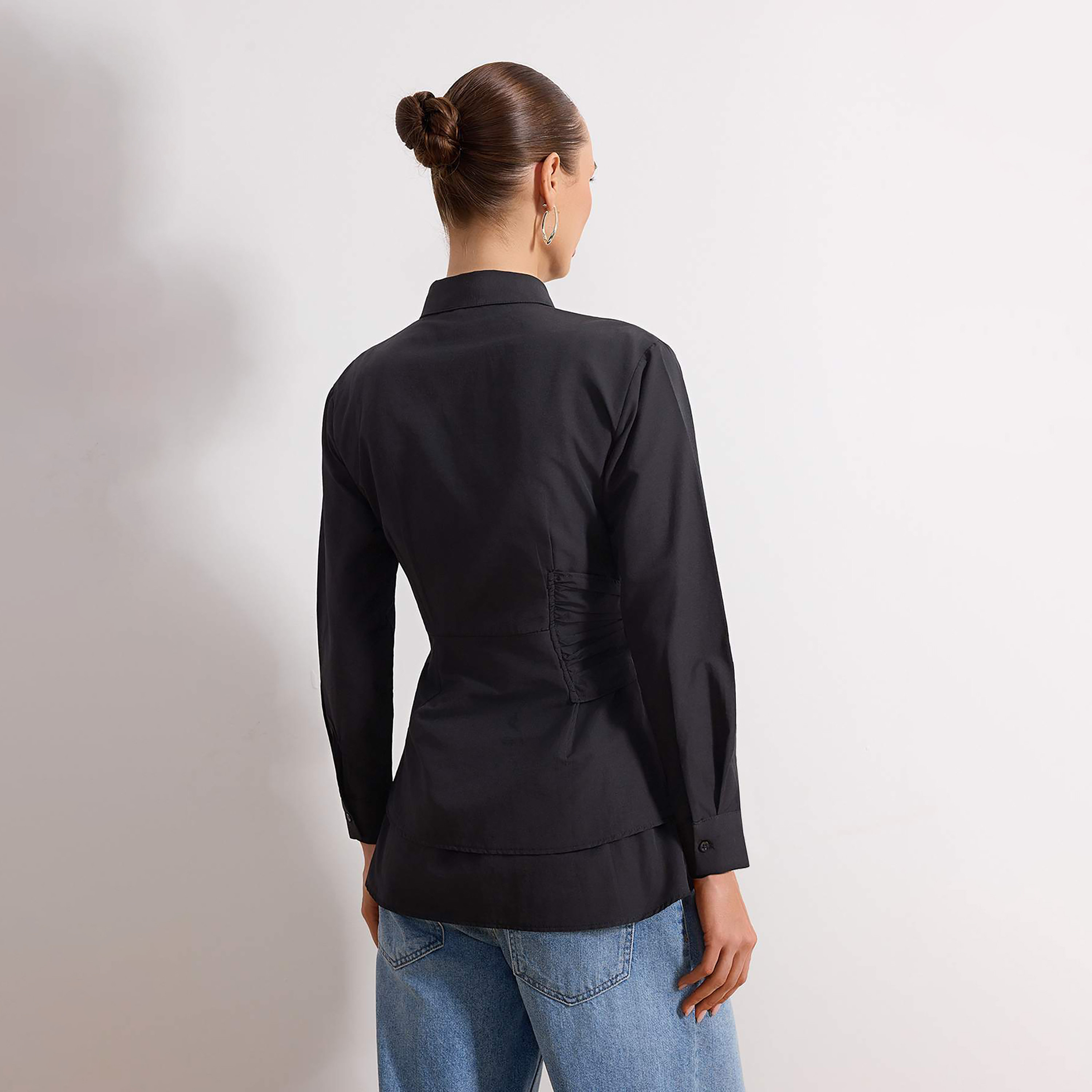 قميص حريمي طبقات أسود بياقة مدببة من ترينديول موديست-women-clothing-shirtsandblouses-shirts-image-3