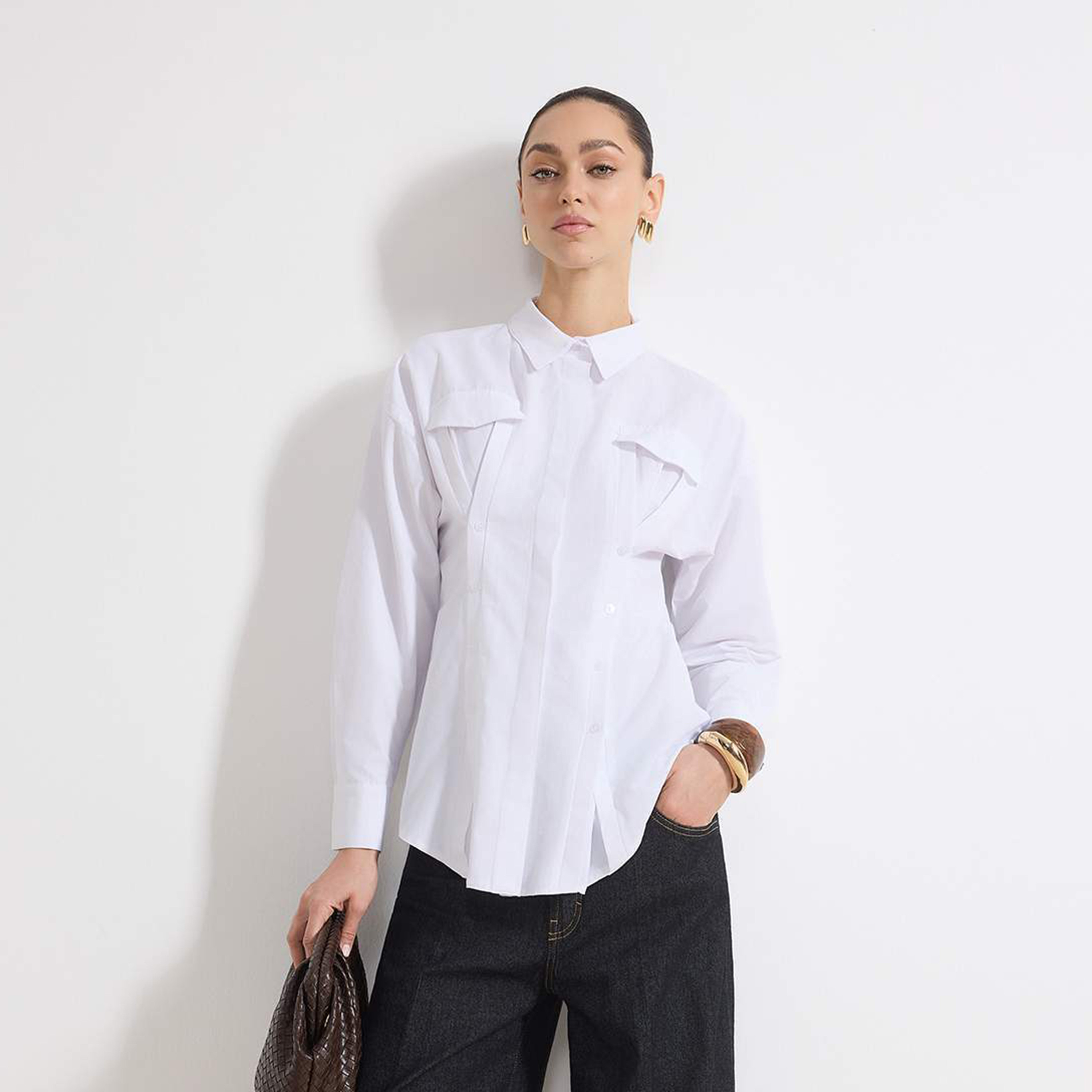 قميص حريمي محتشم أبيض بتفاصيل سموك وياقة مدببة وأكمام مسدلة من ترينديول-women-clothing-shirtsandblouses-shirts-image-1