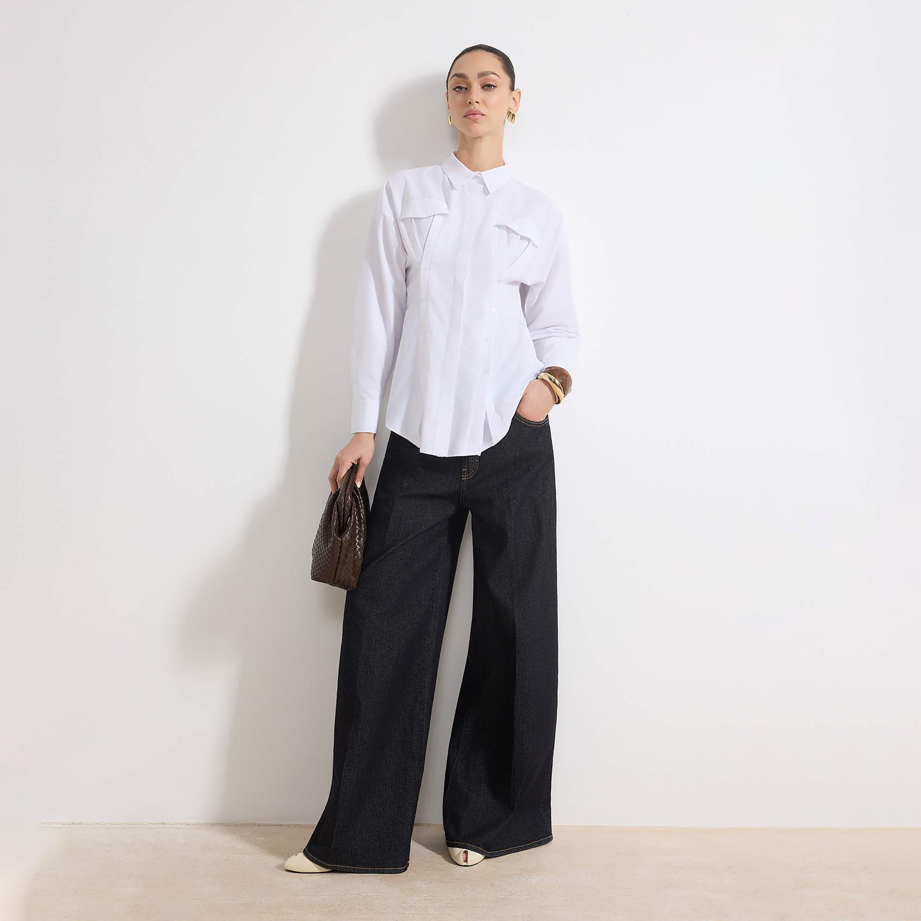 قميص حريمي محتشم أبيض بتفاصيل سموك وياقة مدببة وأكمام مسدلة من ترينديول-women-clothing-shirtsandblouses-shirts-image-2