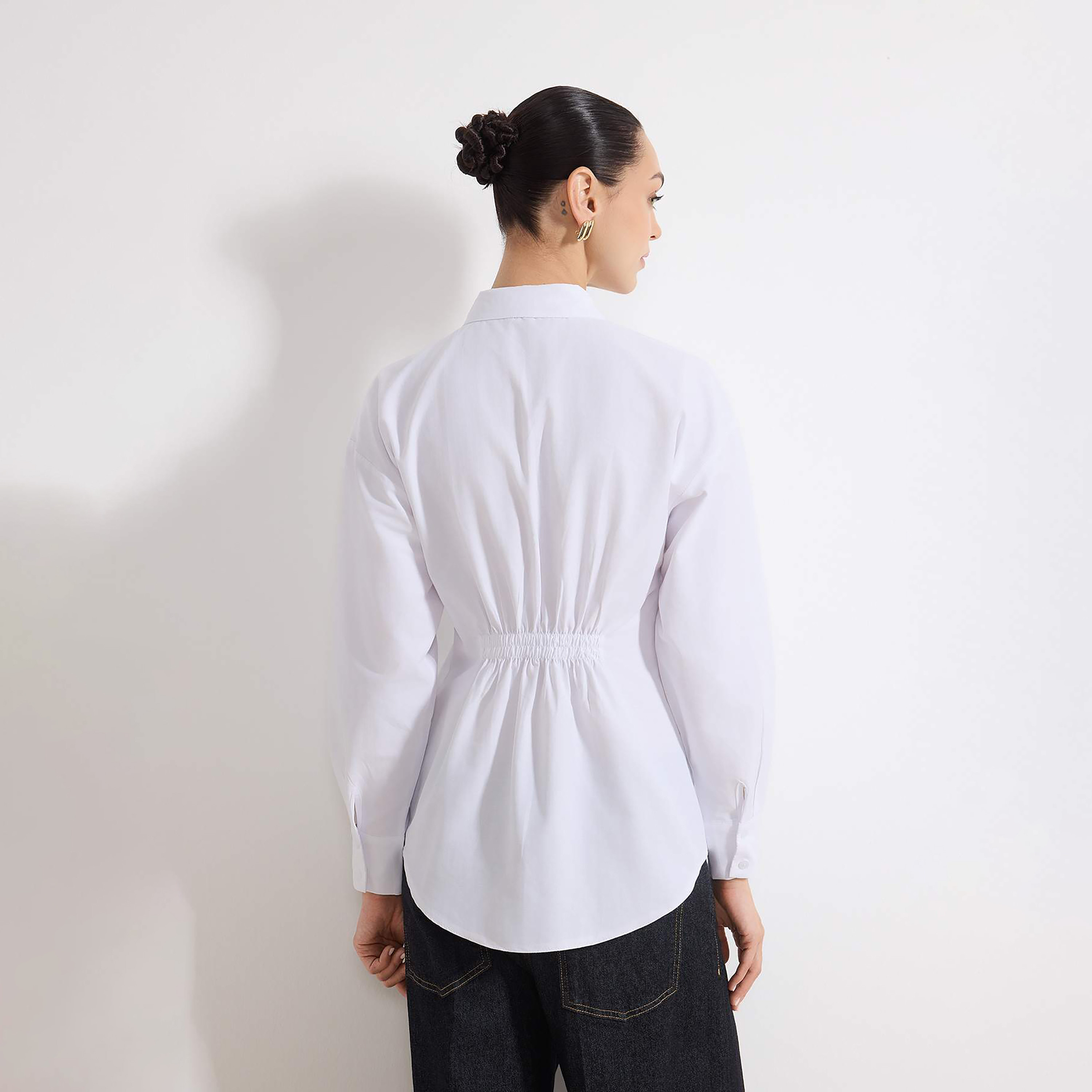 قميص حريمي محتشم أبيض بتفاصيل سموك وياقة مدببة وأكمام مسدلة من ترينديول-women-clothing-shirtsandblouses-shirts-image-3