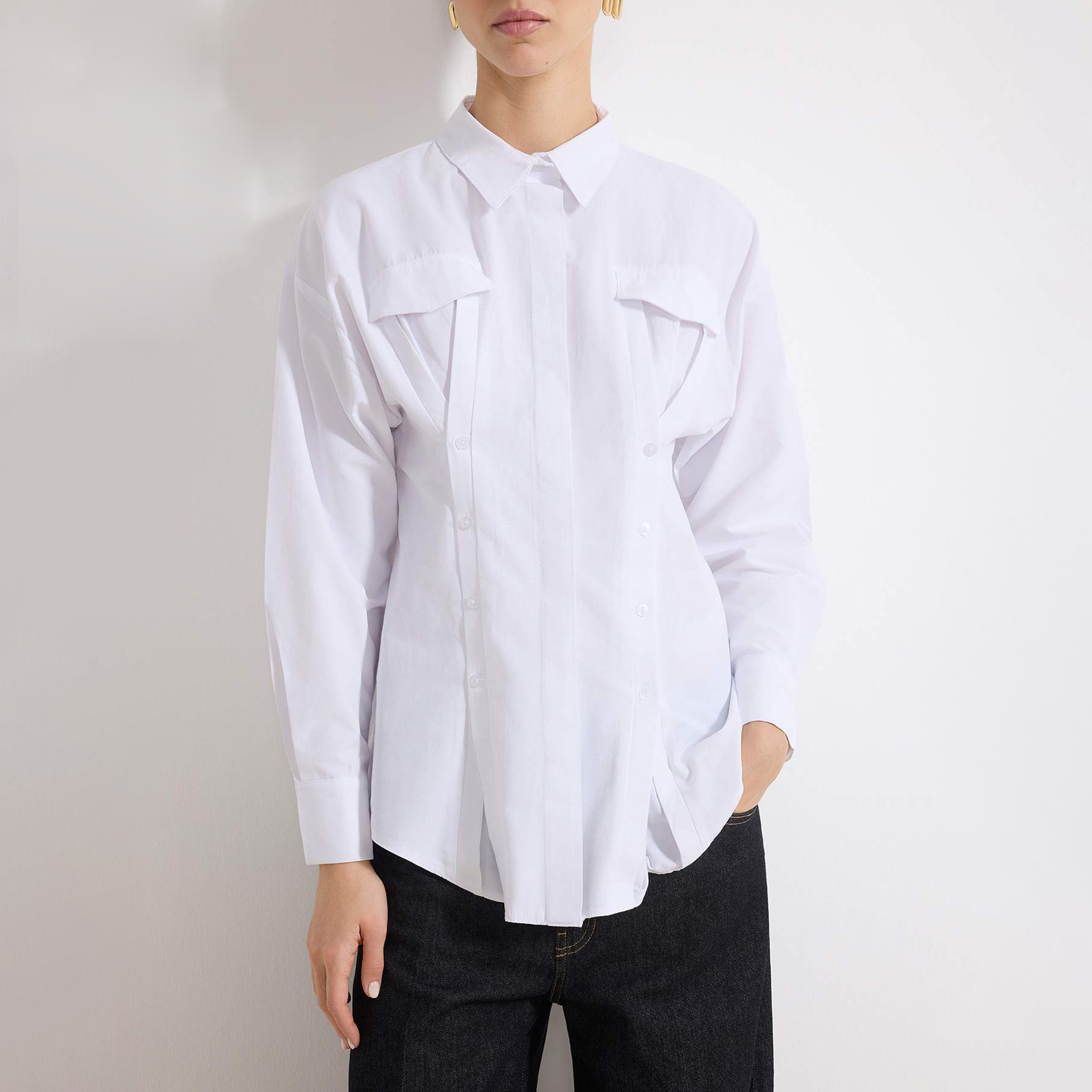قميص حريمي محتشم أبيض بتفاصيل سموك وياقة مدببة وأكمام مسدلة من ترينديول-women-clothing-shirtsandblouses-shirts-image-5