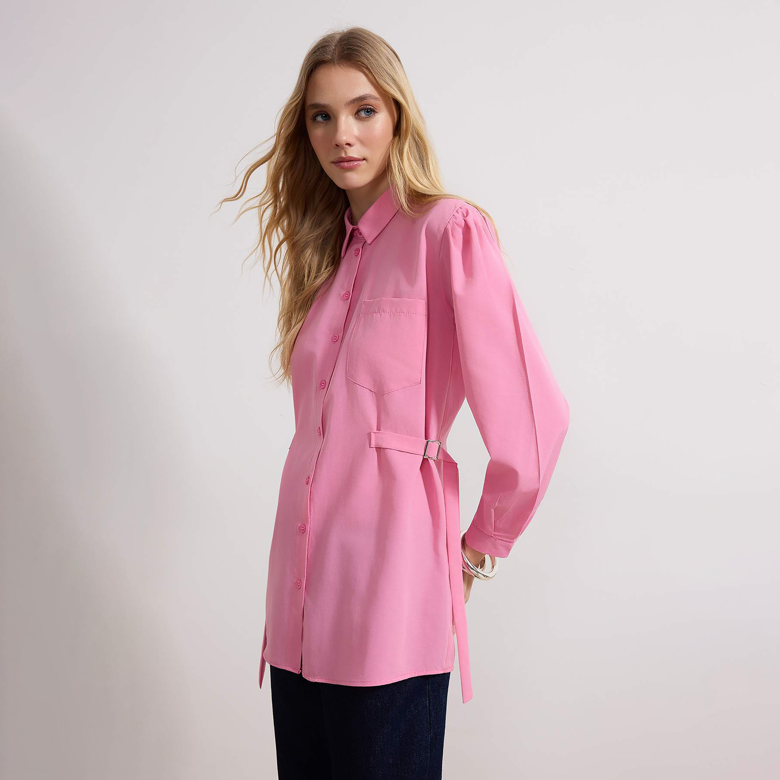 قميص حريمي قطن بياقة مطوية باللون الوردي من ترينديول موديست-women-clothing-shirtsandblouses-shirts-image-2